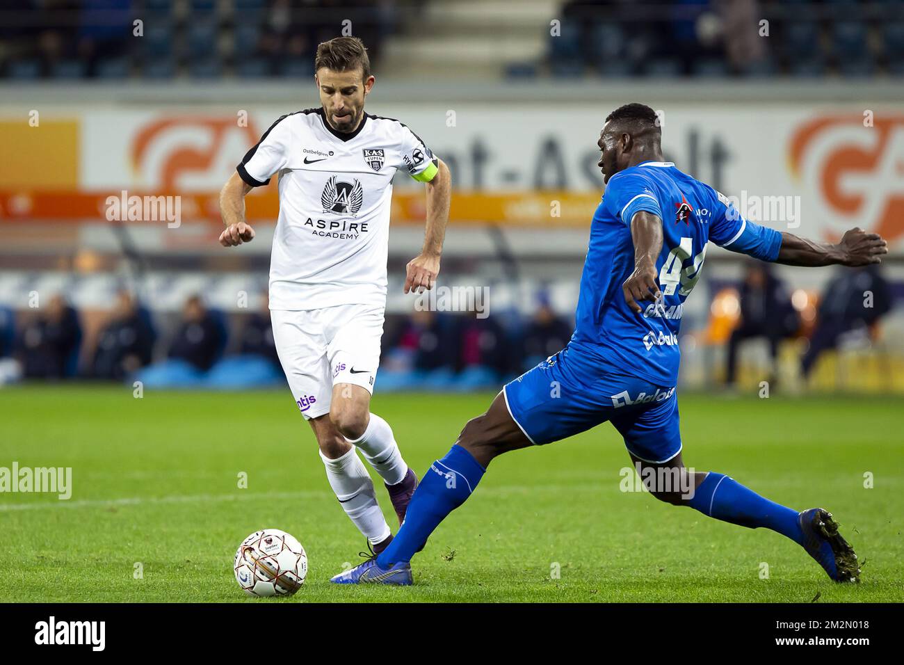 Luis Garcia d'Eupen et Anderson Esiti de Gent photographiés lors du match de football entre KAA Gent et KAS Eupen, dimanche 09 décembre 2018 à Gent, le 18th jour de la saison belge de championnat de football de la « Jupiler Pro League » 2018-2019. BELGA PHOTO KRISTOF VAN ACCOM Banque D'Images