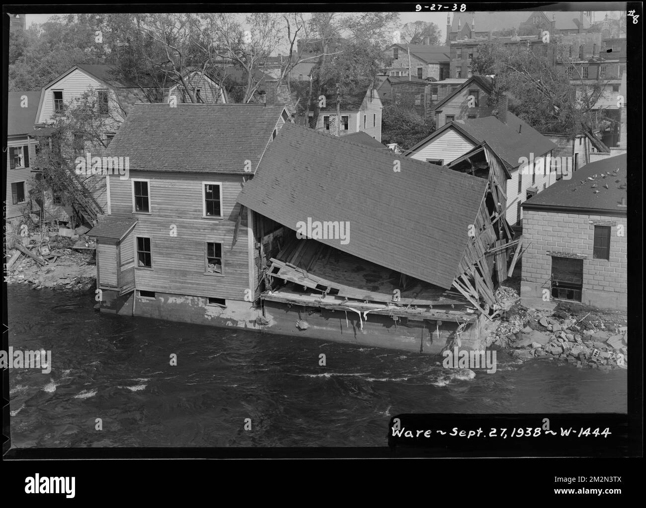 Habitations sur la rue Pulaski, Ware, Mass., 27 septembre 1938 : 22, rue Pulaski, L. Sidur , ouragan de la Nouvelle-Angleterre, 1938, habitations, Inondations, travaux aquatiques, immobilier, inondations, événements naturels, état des dégâts, structures résidentielles Banque D'Images