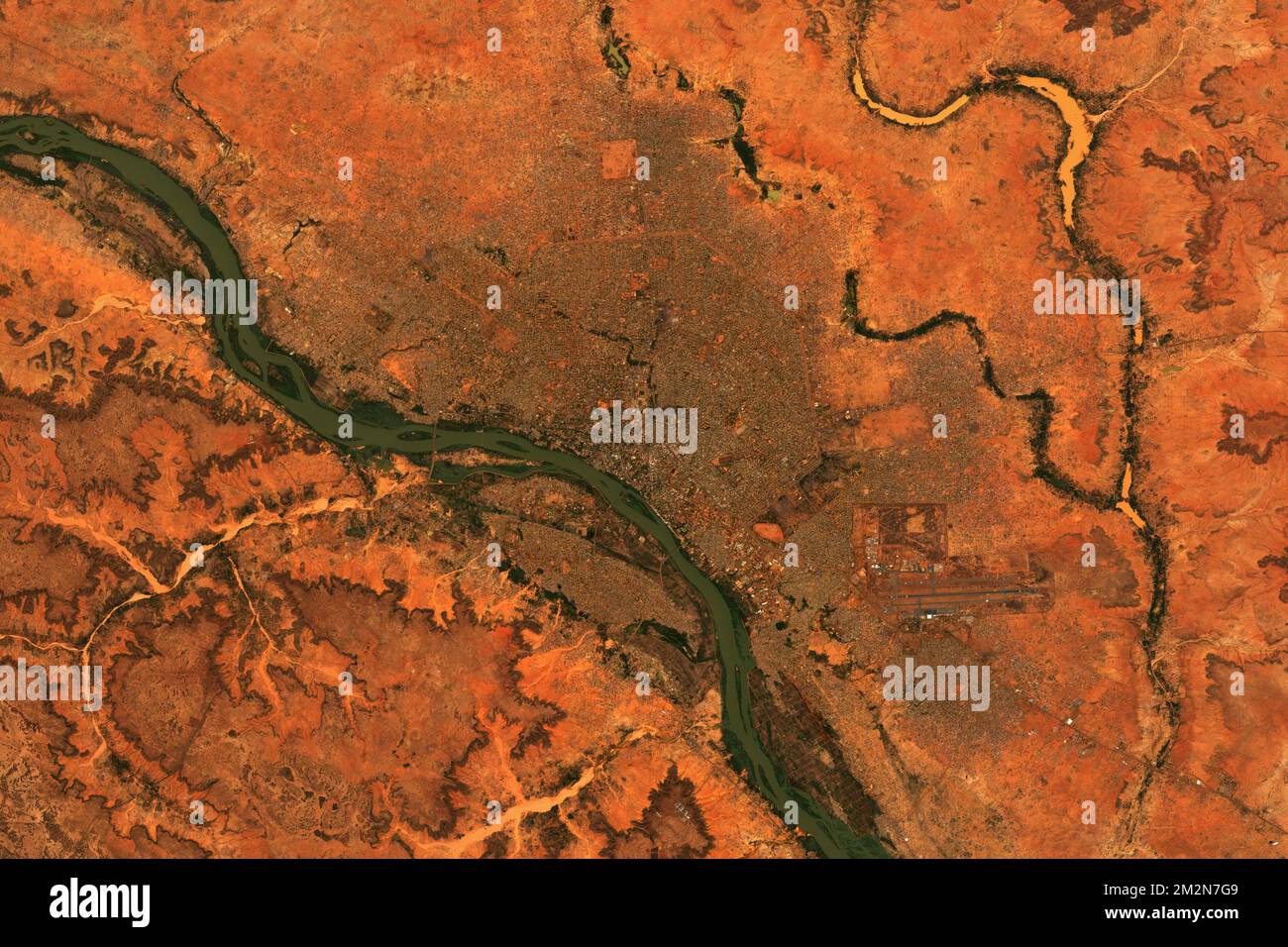 Image satellite haute résolution de Niamey, la capitale du Niger - contient des données sentinelles Copernic modifiées (2022) Banque D'Images