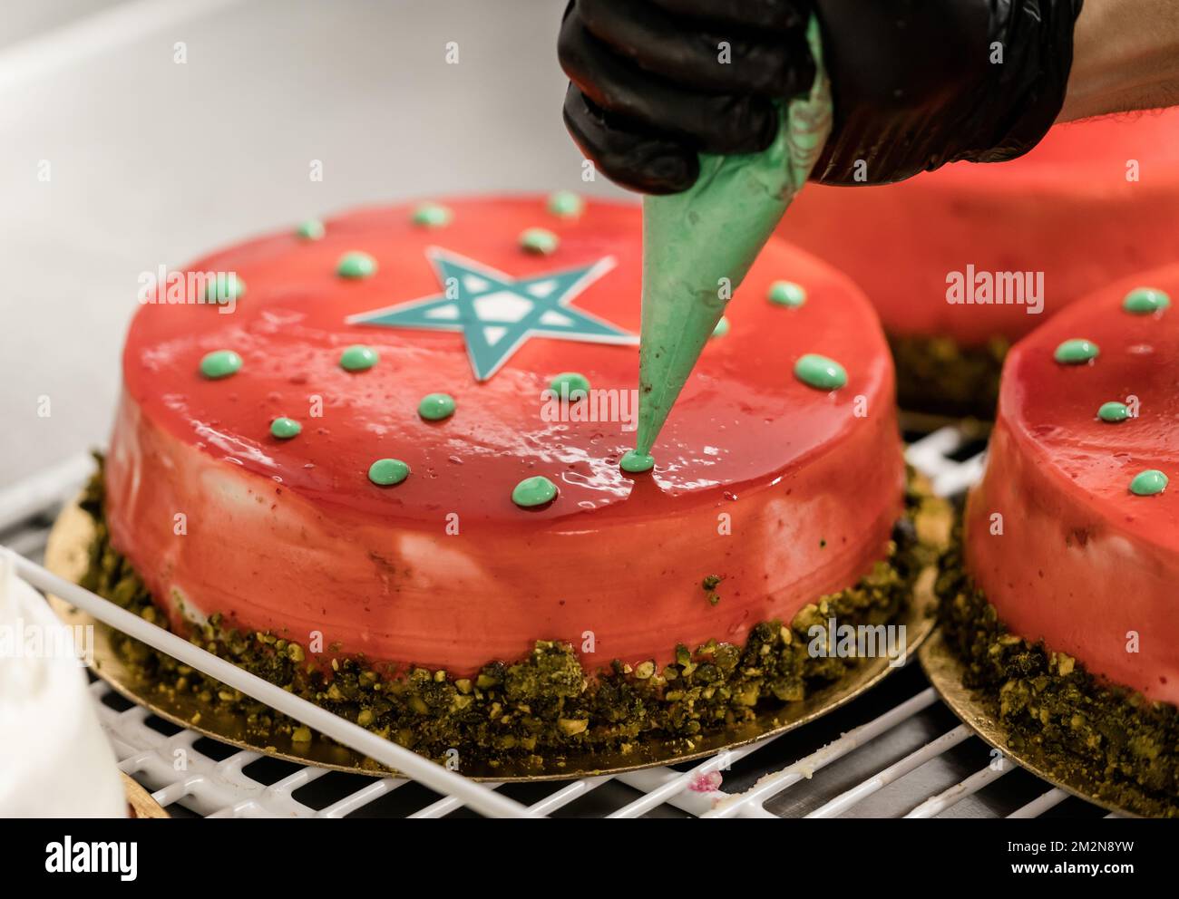 LA HAYE - pays-Bas, 14/12/2022, à la boulangerie marocaine UW Voordeelbakker, les gâteaux sont faits avec des images de l'équipe nationale marocaine et du drapeau marocain, avant le match semi-final du Maroc contre la France à la coupe du monde au Qatar. ANP BART MAAT pays-bas hors - belgique hors Banque D'Images