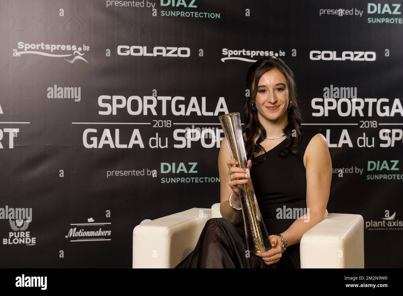 Le gymnaste Nina Derwael célèbre après avoir remporté la soirée de gala pour les femmes et hommes sportifs de l'année 2018, le samedi 22 décembre 2018, à Bruxelles. BELGA PHOTO LAURIE DIEFFEMBACQ-JASPER JACOBS-GREGORY VAN GANSEN-PHILIPPE CROCHET Banque D'Images