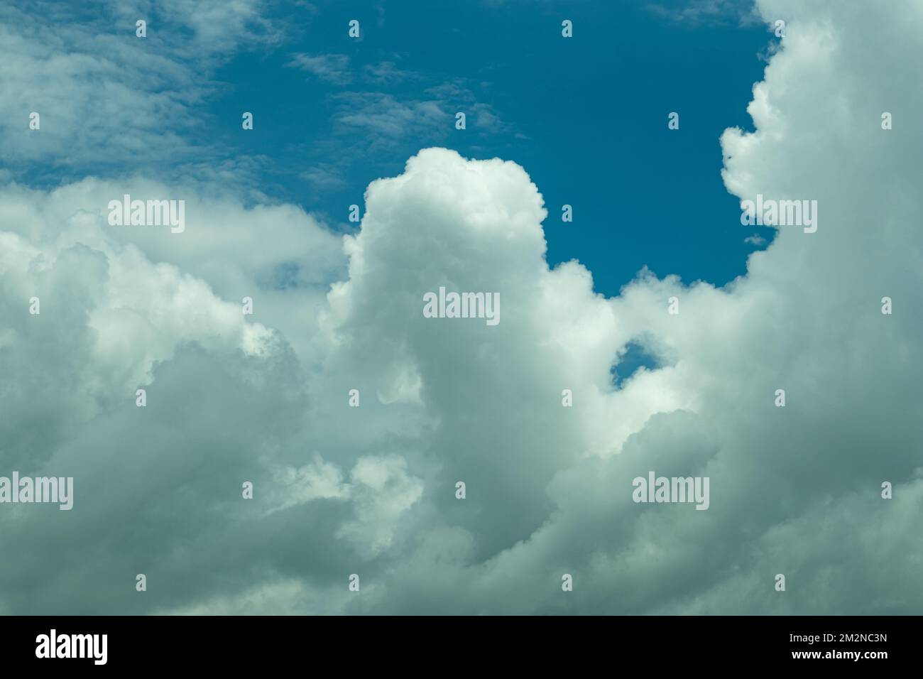 La nature peut créer un beau scénario très facilement. Les nuages blancs dans le ciel bleu sont des paysages à couper le souffle. Banque D'Images