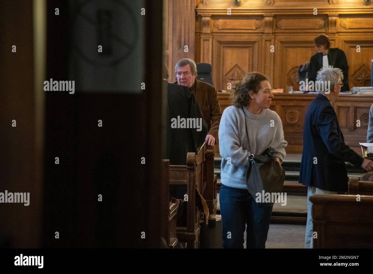 Serge Kubla (L) photographié au début de l'affaire Duferco devant le tribunal pénal de Bruxelles, le mercredi 14 décembre 2022. Une dizaine de personnes ont été accusées dans cette affaire, dont la société Duferco, un représentant de l'État congolais et l'ancien ministre wallon de l'économie Serge Kubla, pour des actes de corruption, de falsification, d'utilisation de la falsification et du blanchiment. BELGA PHOTO NICOLAS MATERLINCK Banque D'Images