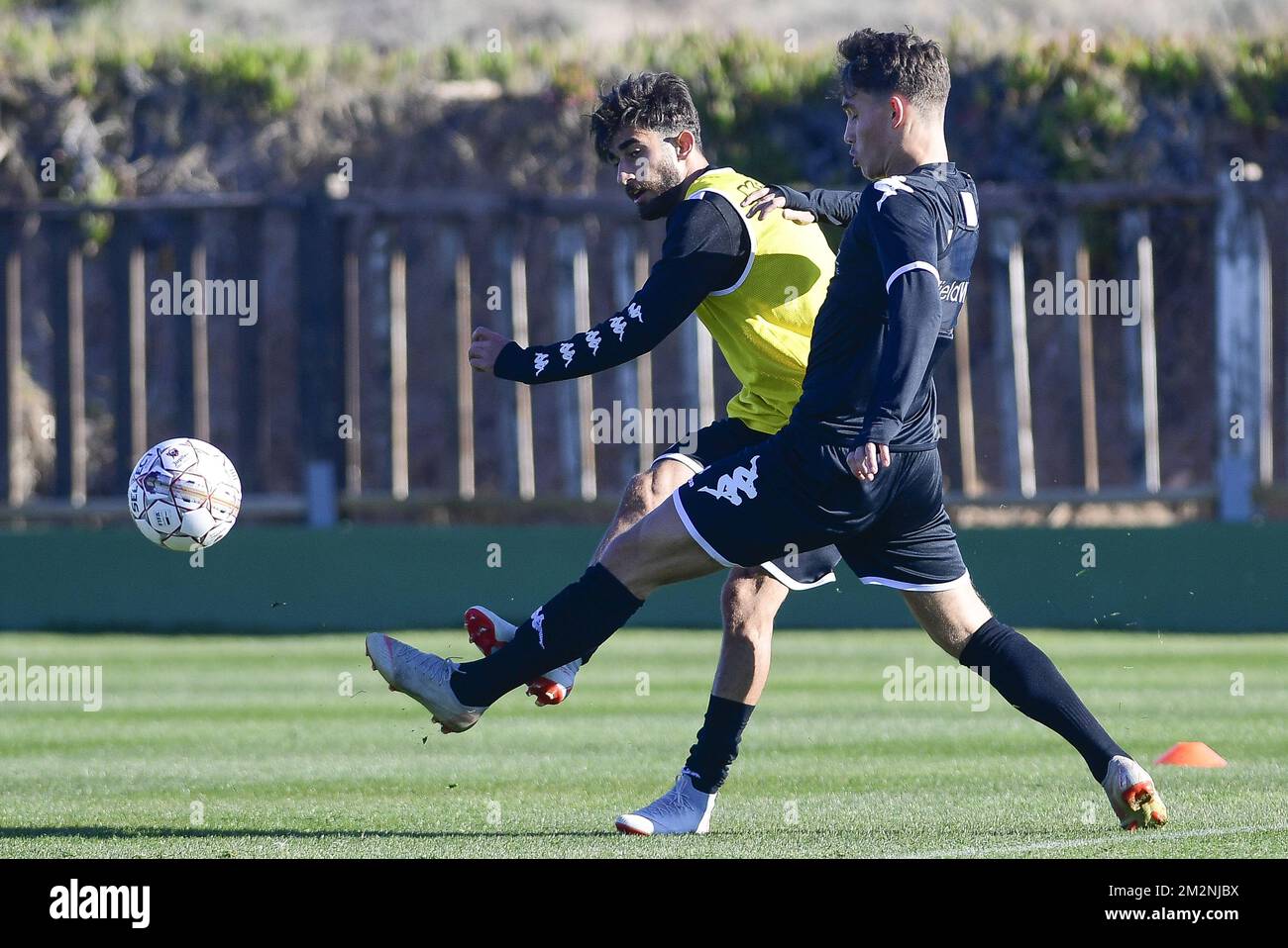 Ali Gholizadeh de Charleroi et Maxime Busi de Charleroi photographiés en action lors de l'entraînement matinal le cinquième jour du camp d'entraînement d'hiver de l'équipe belge de football de première division Sporting Charleroi, à Valence, Espagne, le mercredi 09 janvier 2019. BELGA PHOTO LAURIE DIEFFEMBACQ Banque D'Images