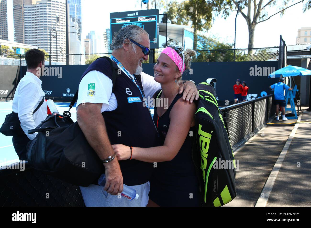 Ysalin Bonaventure et Daniel Meyers photographiés après un match de tennis entre le Belge Ysalin Bonaventure (WTA 158) et le Dutch Richel Hogenkamp (WTA 168), lors du troisième et dernier tour des qualifications pour le tournoi de singles féminin au Grand Chelem de tennis « Australian Open », le vendredi 11 janvier 2019 à Melbourne Park, Melbourne, Australie. Cette première grande slam de la saison aura lieu du 14 au 27 janvier. BELGA PHOTO PATRICK HAMILTON Banque D'Images