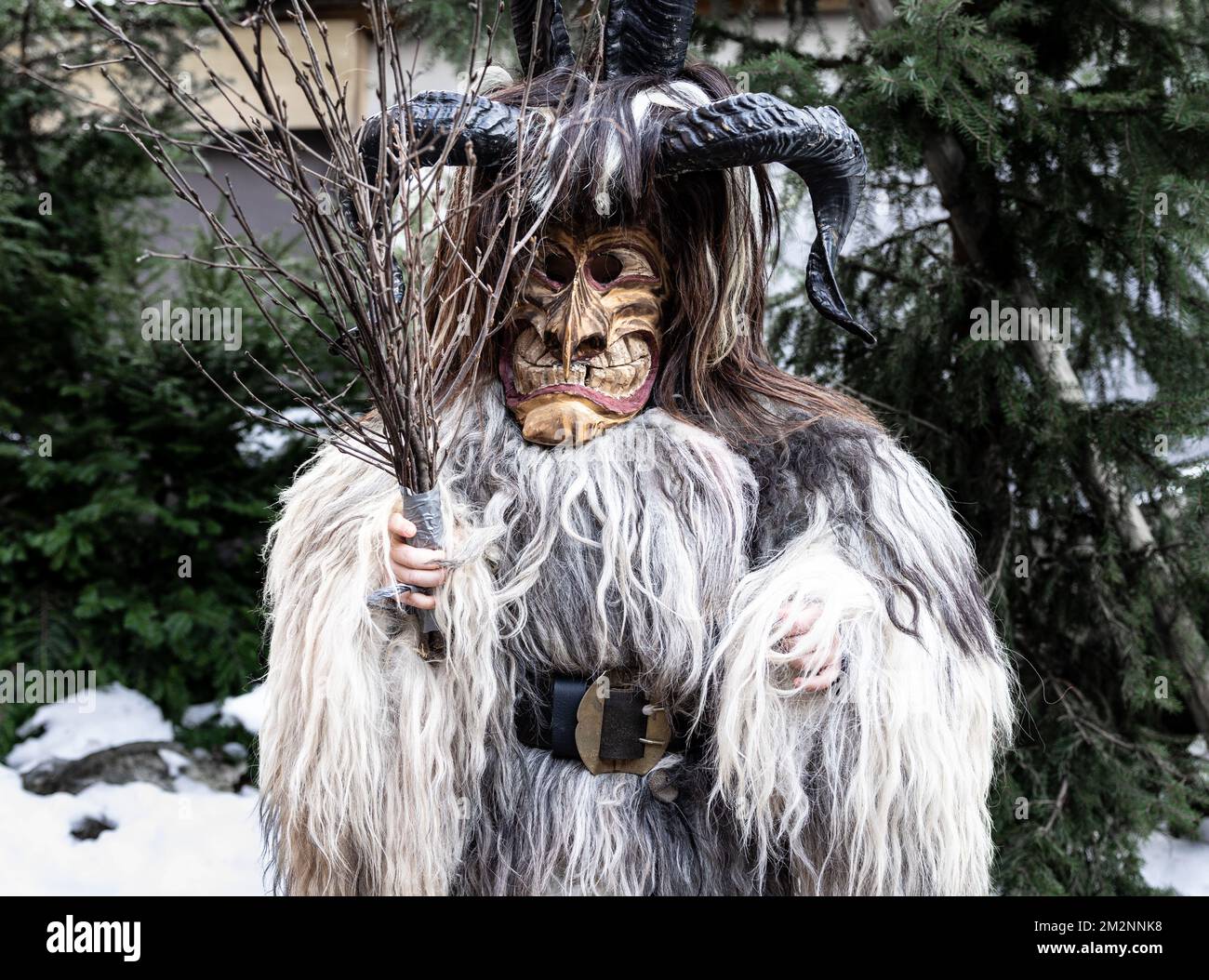 Portrait d'un garçon en costume de krampus, peau d'animal, cornes et masque en bois, Autriche, Salzbourg Banque D'Images