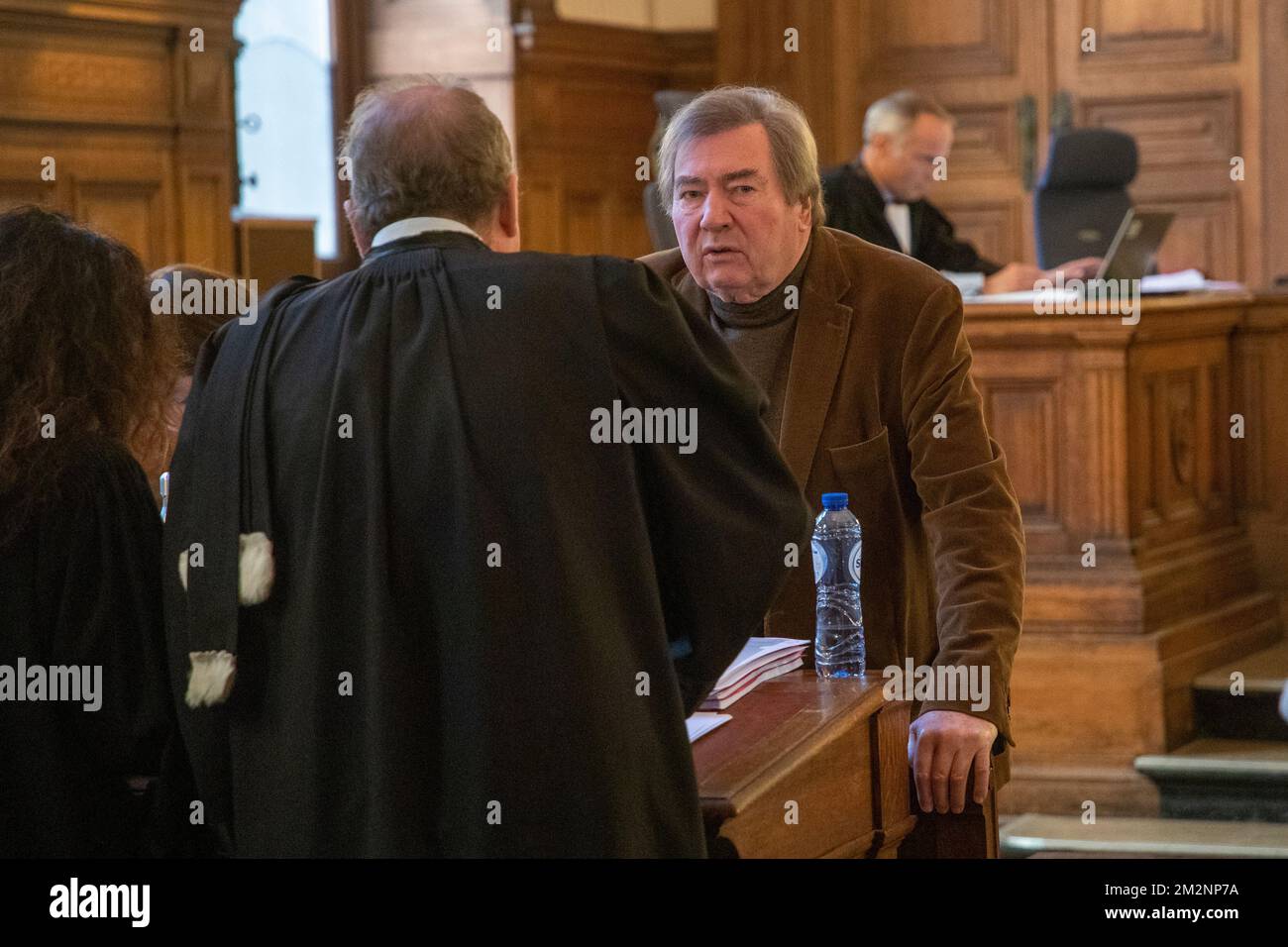 Serge Kubla (R) photographié au début de l'affaire Duferco devant le tribunal pénal de Bruxelles, le mercredi 14 décembre 2022. Une dizaine de personnes ont été accusées dans cette affaire, dont la société Duferco, un représentant de l'État congolais et l'ancien ministre wallon de l'économie Serge Kubla, pour des actes de corruption, de falsification, d'utilisation de la falsification et du blanchiment. BELGA PHOTO NICOLAS MATERLINCK Banque D'Images