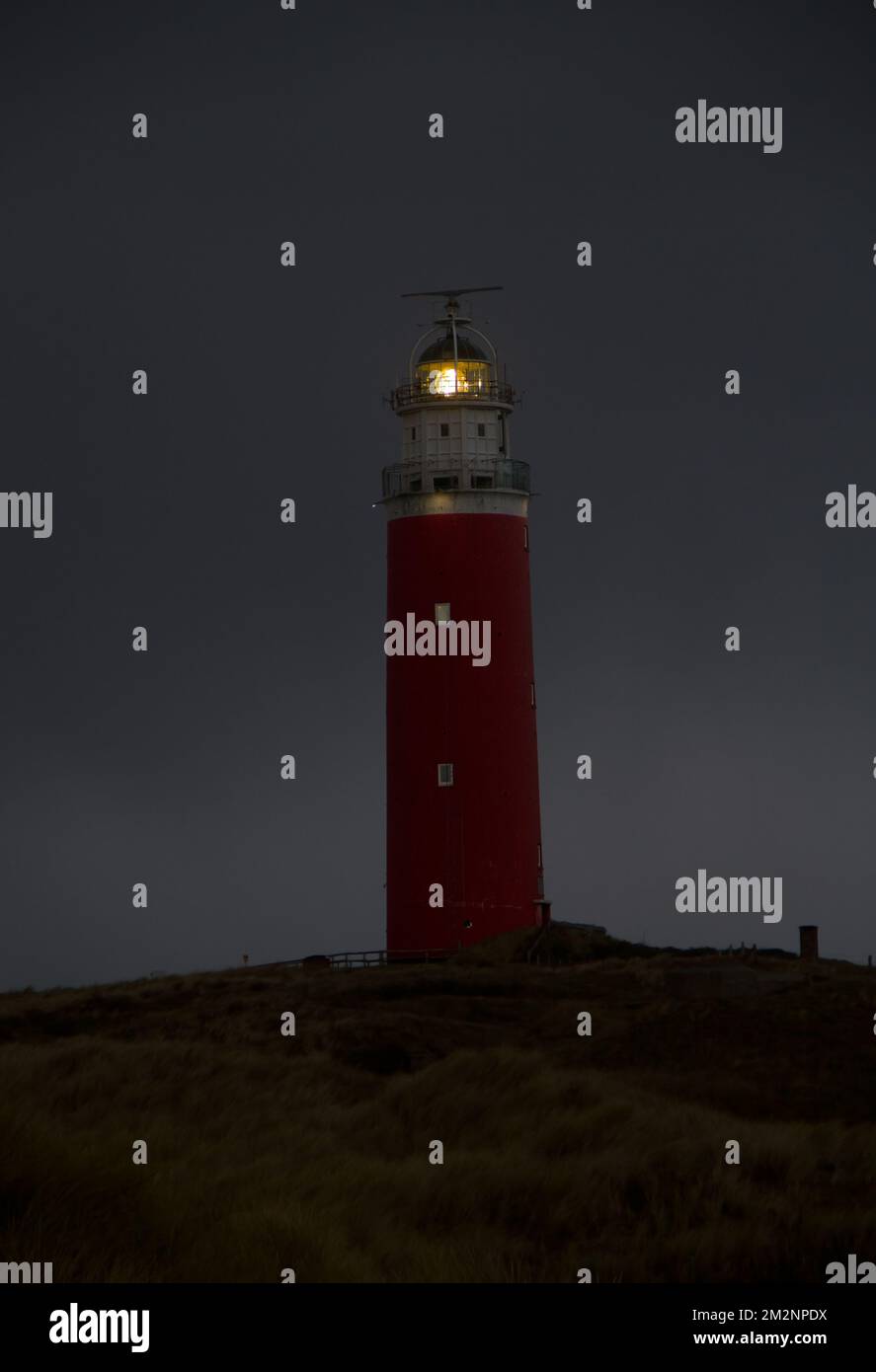 Le phare Eierland sur l'île hollandaise Texel dans la mer de Wadden, la nuit Banque D'Images