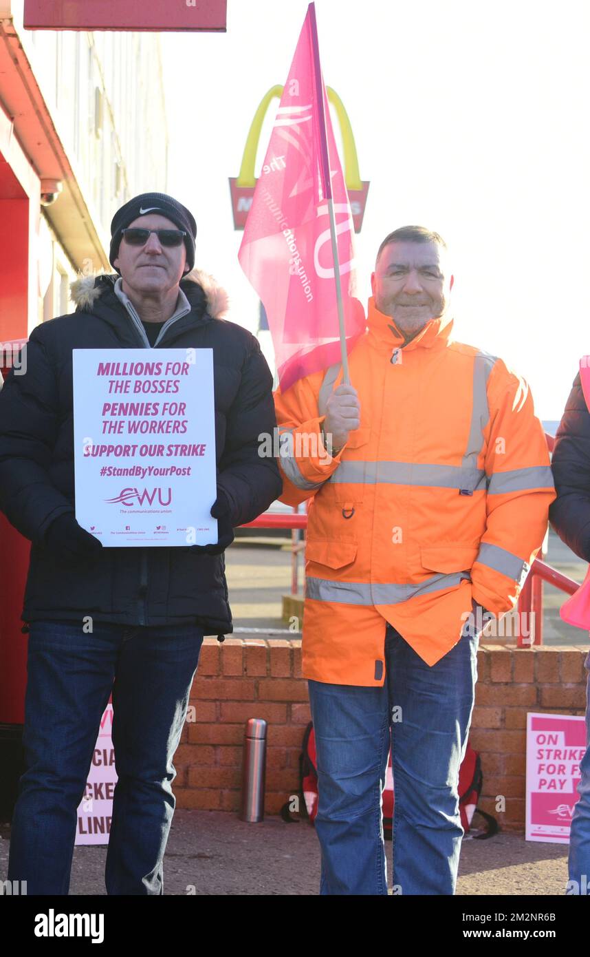 Manchester, Royaume-Uni, 14th décembre 2022. Piquetage au bureau de tri et de livraison du Royal Mail à Ardwick, Manchester, Angleterre, Royaume-Uni, Iles britanniques, la grève nationale des postes se poursuit. Les travailleurs postaux du Syndicat des travailleurs de la communication (CWU) font une grève nationale de 48 heures, à compter d'aujourd'hui, leur troisième de six jours de grève avant Noël. Royal Mail a présenté à 16 décembre les dernières dates d'affichage du courrier de première classe pour la livraison de Noël. Crédit : Terry Waller/Alay Live News Banque D'Images