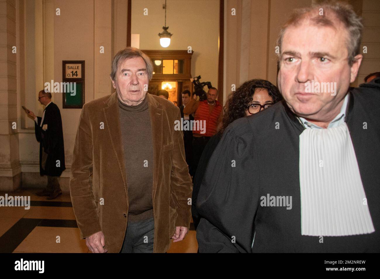 Serge Kubla (L) photographié au début de l'affaire Duferco devant le tribunal pénal de Bruxelles, le mercredi 14 décembre 2022. Une dizaine de personnes ont été accusées dans cette affaire, dont la société Duferco, un représentant de l'État congolais et l'ancien ministre wallon de l'économie Serge Kubla, pour des actes de corruption, de falsification, d'utilisation de la falsification et du blanchiment. BELGA PHOTO NICOLAS MATERLINCK Banque D'Images