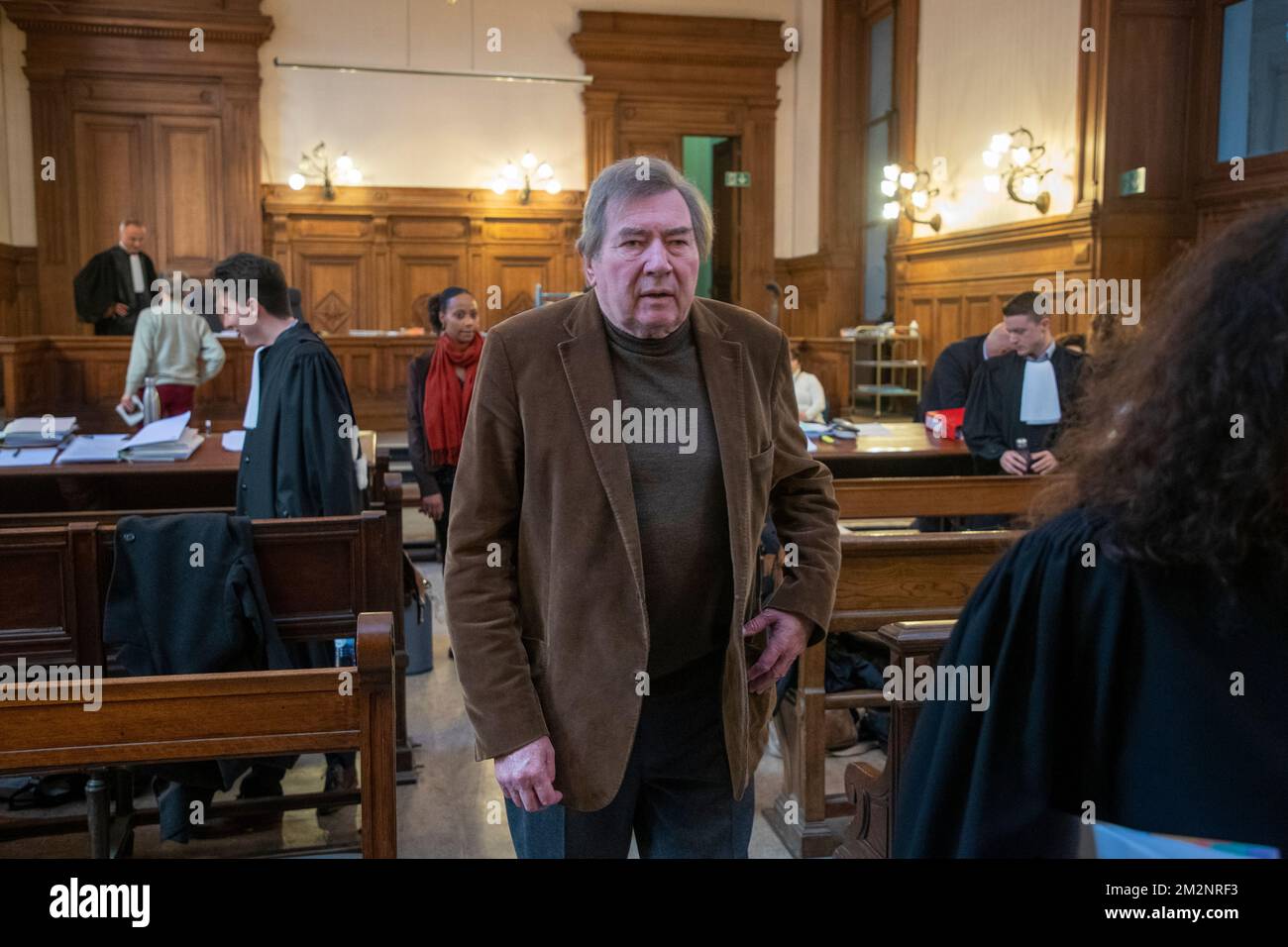 Serge Kubla (C) photographié au début de l'affaire Duferco devant le tribunal pénal de Bruxelles, le mercredi 14 décembre 2022. Une dizaine de personnes ont été accusées dans cette affaire, dont la société Duferco, un représentant de l'État congolais et l'ancien ministre wallon de l'économie Serge Kubla, pour des actes de corruption, de falsification, d'utilisation de la falsification et du blanchiment. BELGA PHOTO NICOLAS MATERLINCK Banque D'Images