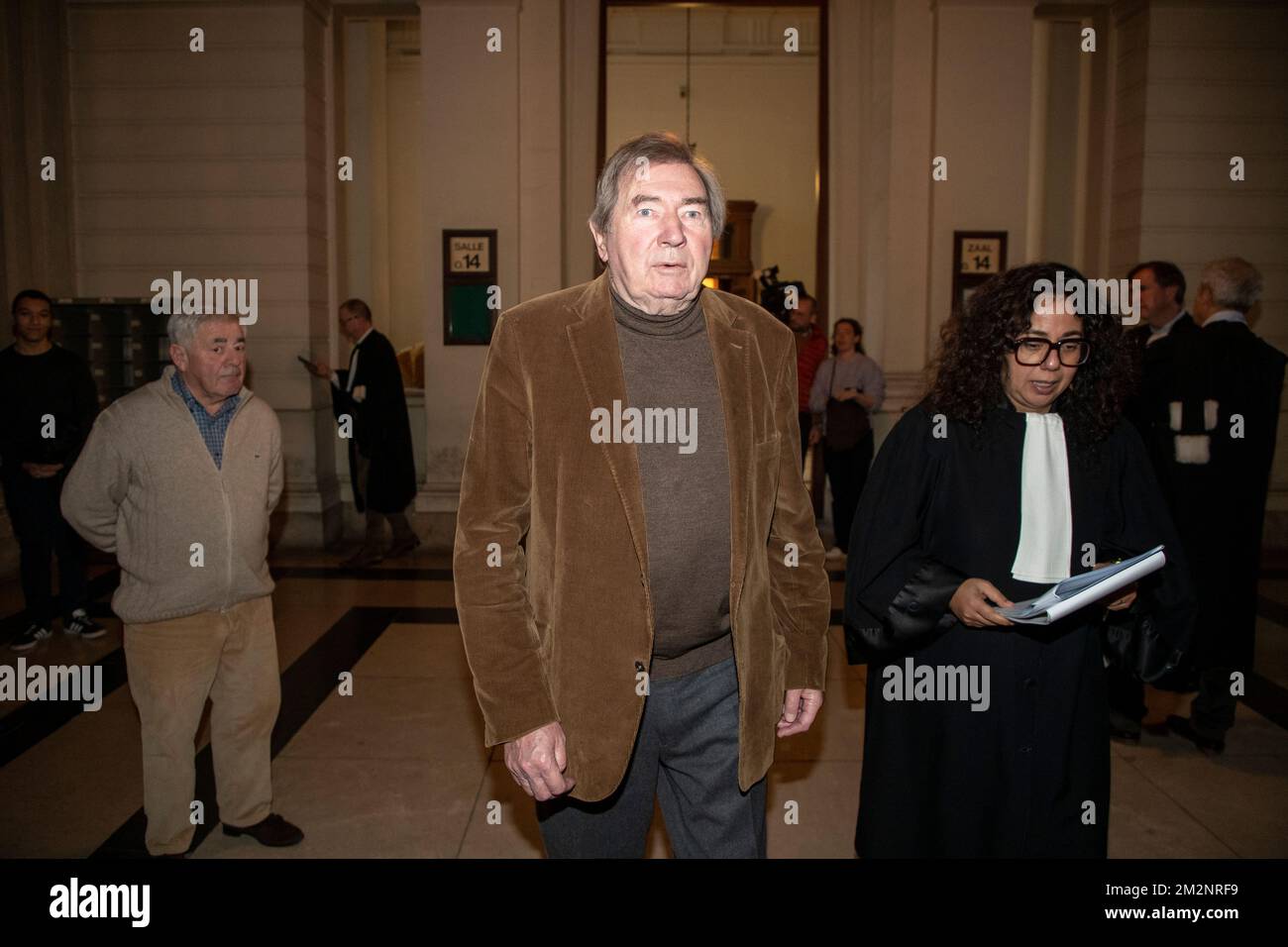 Serge Kubla (C) photographié au début de l'affaire Duferco devant le tribunal pénal de Bruxelles, le mercredi 14 décembre 2022. Une dizaine de personnes ont été accusées dans cette affaire, dont la société Duferco, un représentant de l'État congolais et l'ancien ministre wallon de l'économie Serge Kubla, pour des actes de corruption, de falsification, d'utilisation de la falsification et du blanchiment. BELGA PHOTO NICOLAS MATERLINCK Banque D'Images