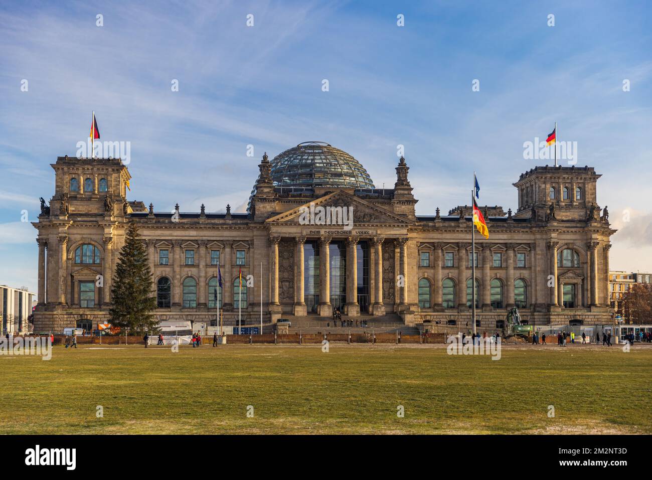 BERLIN ALLEMAGNE - DÉCEMBRE 2022 : vue de face du Parlement du Bundestag Reichstag à Berlin, Allemagne. Banque D'Images