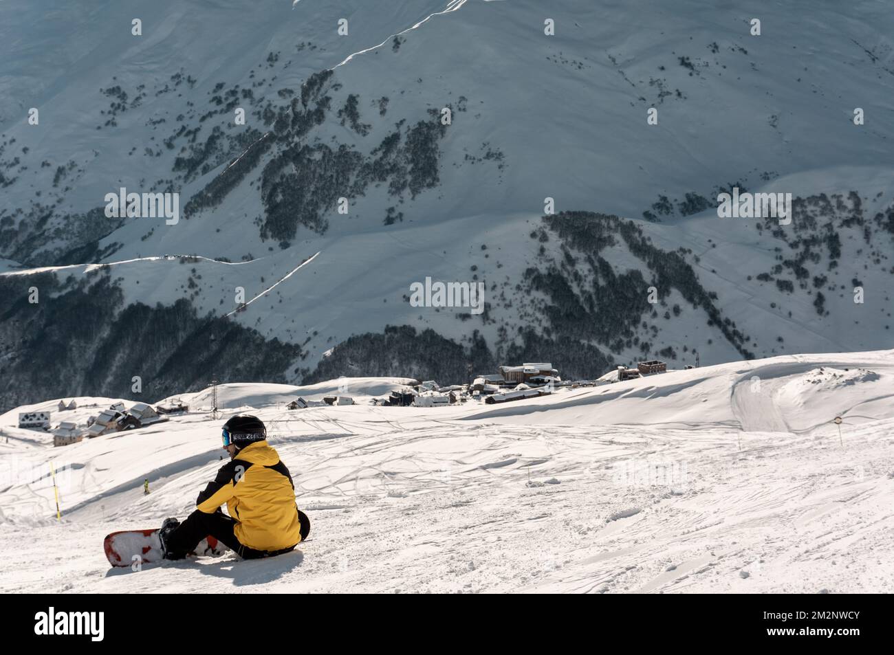 les snowboarers se reposent sur la pente, le ski et le surf des neiges en montagne d'hiver sur la piste Banque D'Images