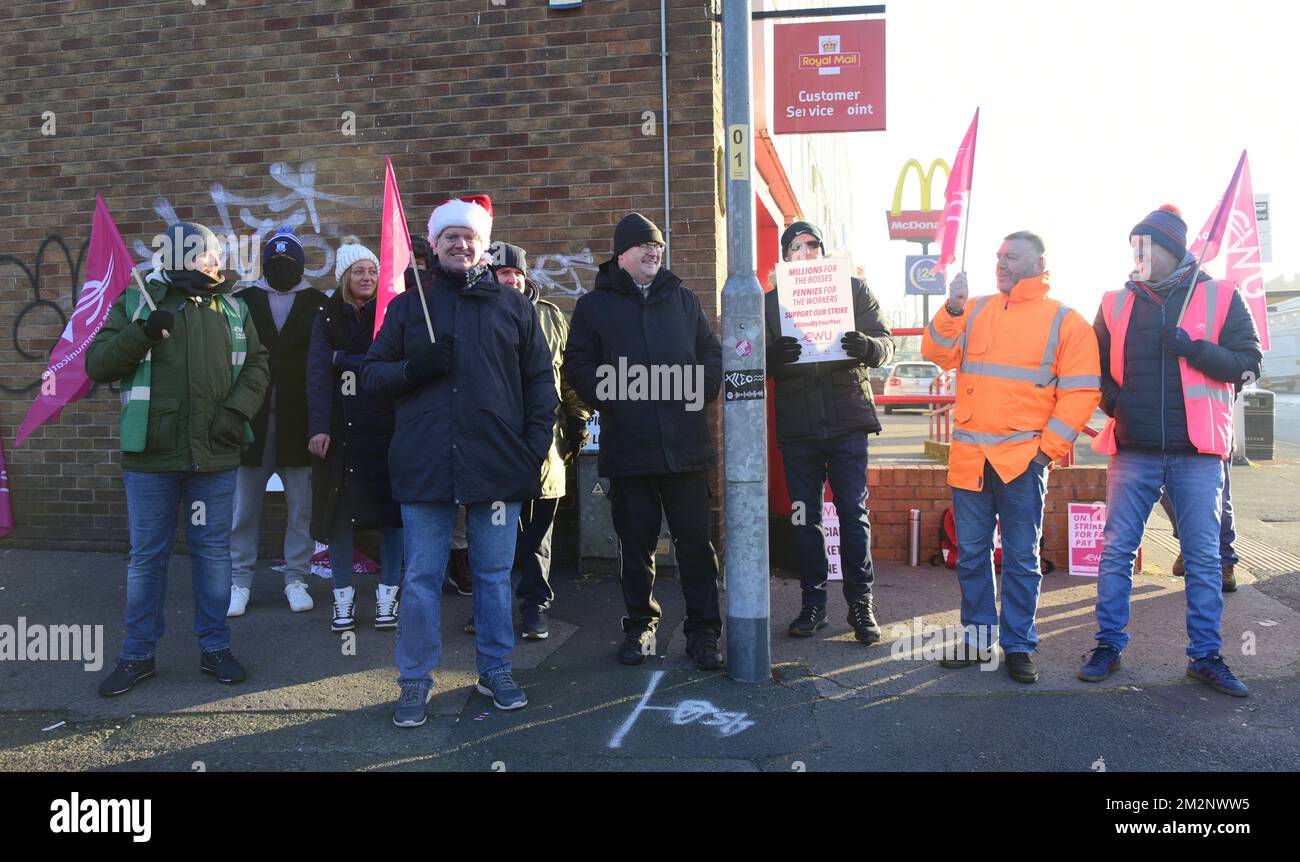 Manchester, Royaume-Uni, 14th décembre 2022. Piquetage au bureau de tri et de livraison du Royal Mail à Ardwick, Manchester, Angleterre, Royaume-Uni, Iles britanniques, la grève nationale des postes se poursuit. Les travailleurs postaux du Syndicat des travailleurs de la communication (CWU) font une grève nationale de 48 heures, à compter d'aujourd'hui, leur troisième de six jours de grève avant Noël. Royal Mail a présenté à 16 décembre les dernières dates d'affichage du courrier de première classe pour la livraison de Noël. Crédit : Terry Waller/Alay Live News Banque D'Images