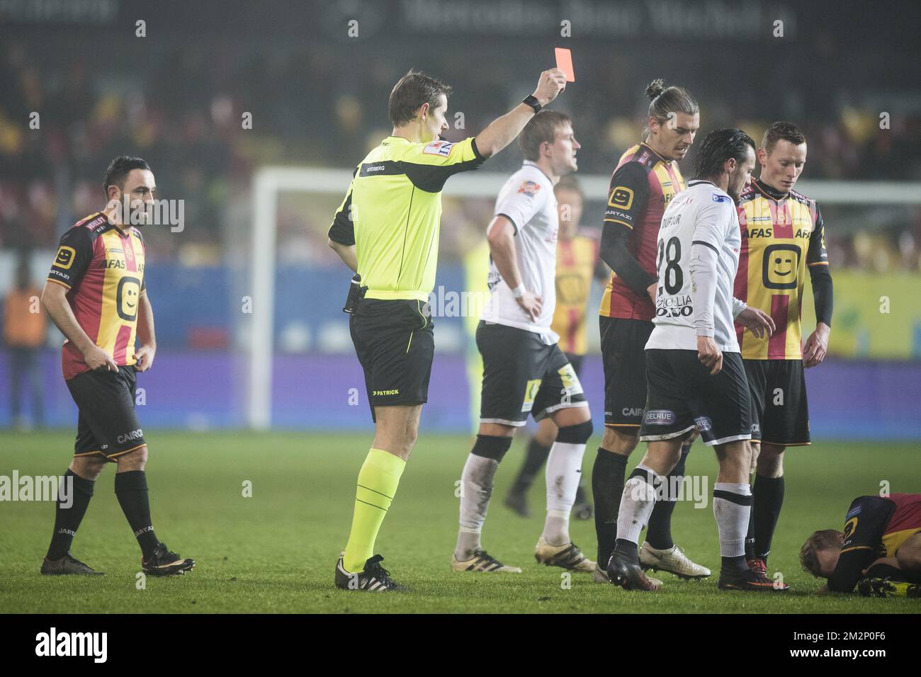 Guy Dufour de Roeselare reçoit une deuxième carte jaune de l'arbitre lors d'un match de football entre KV Mechelen et Roeselare, le vendredi 18 janvier 2019 à Mechelen, le 22nd jour de la division Proximus League 1B du championnat belge de football. BELGA PHOTO JASPER JACOBS Banque D'Images