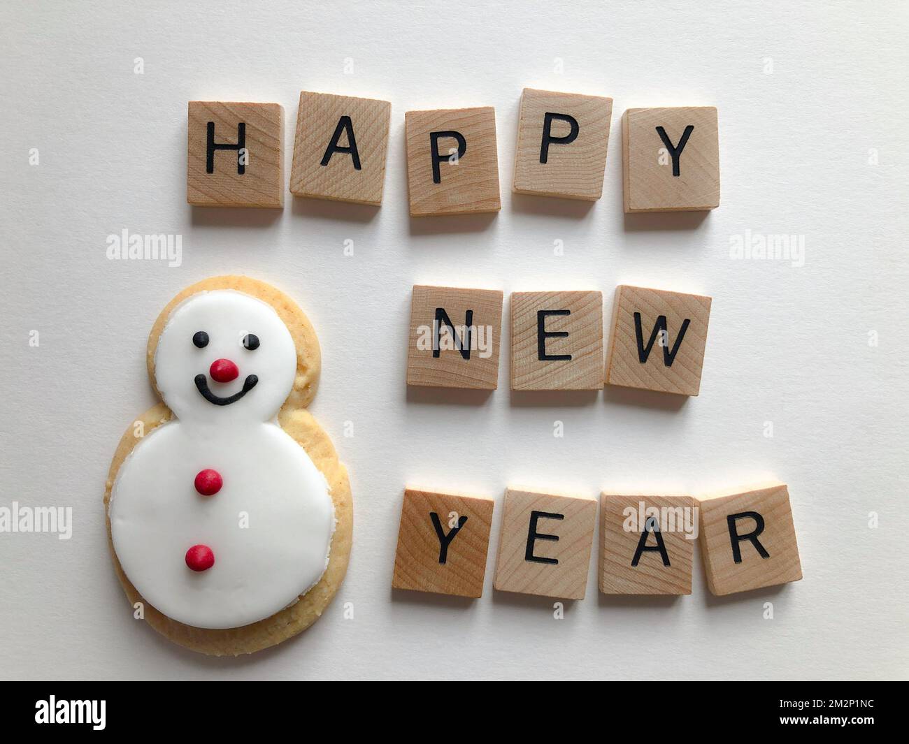 Biscuit bonhomme de neige au pain d'épice et bonne année en 3D lettres en bois de l'alphabet isolées sur un fond blanc Banque D'Images