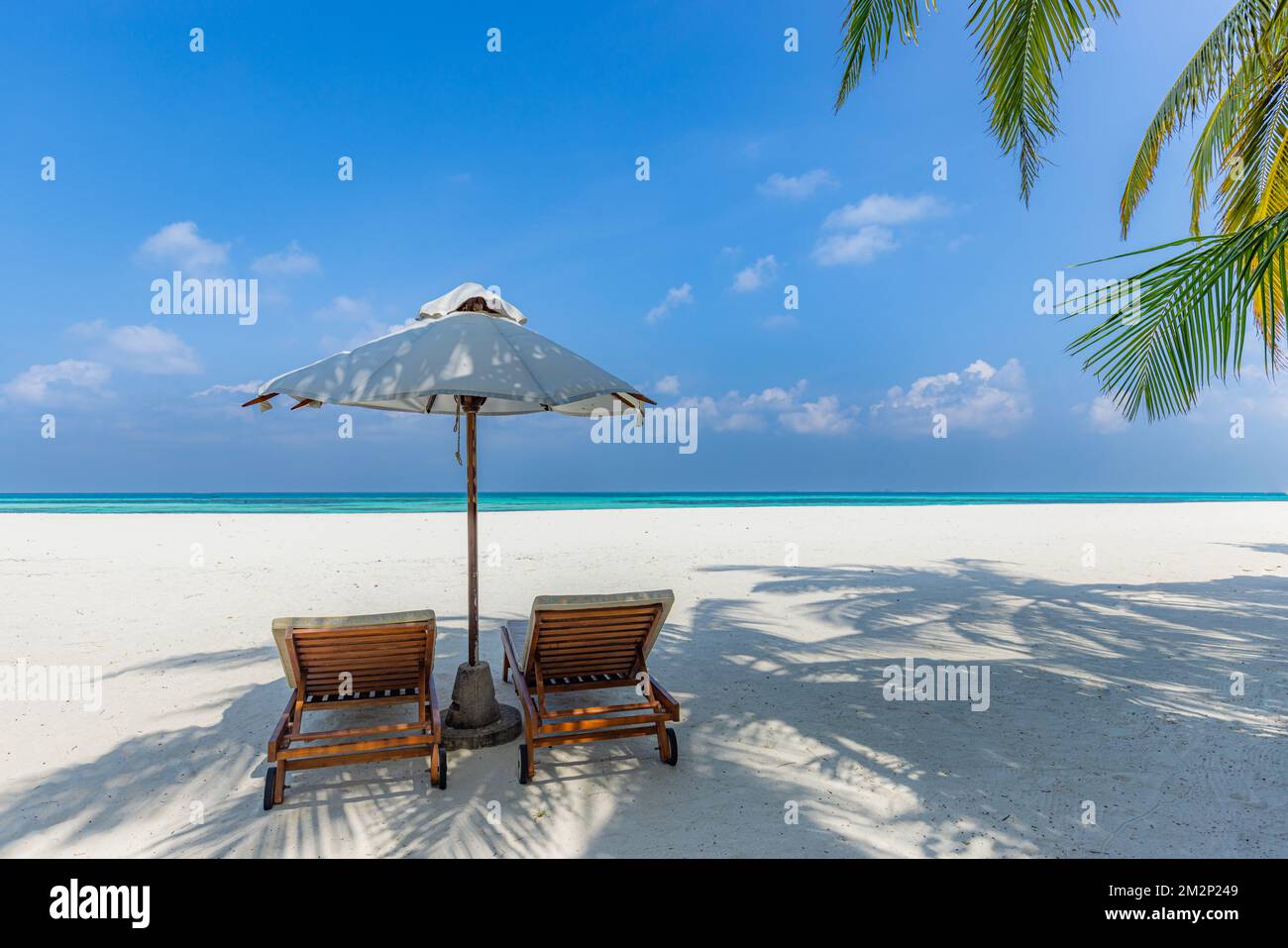 Deux lits de plage pour les voyages en couple sur la plage. Été nature paysage, île tropicale rivage, vue mer, horizon. Plage de sable blanc exotique, ciel bleu relaxant Banque D'Images