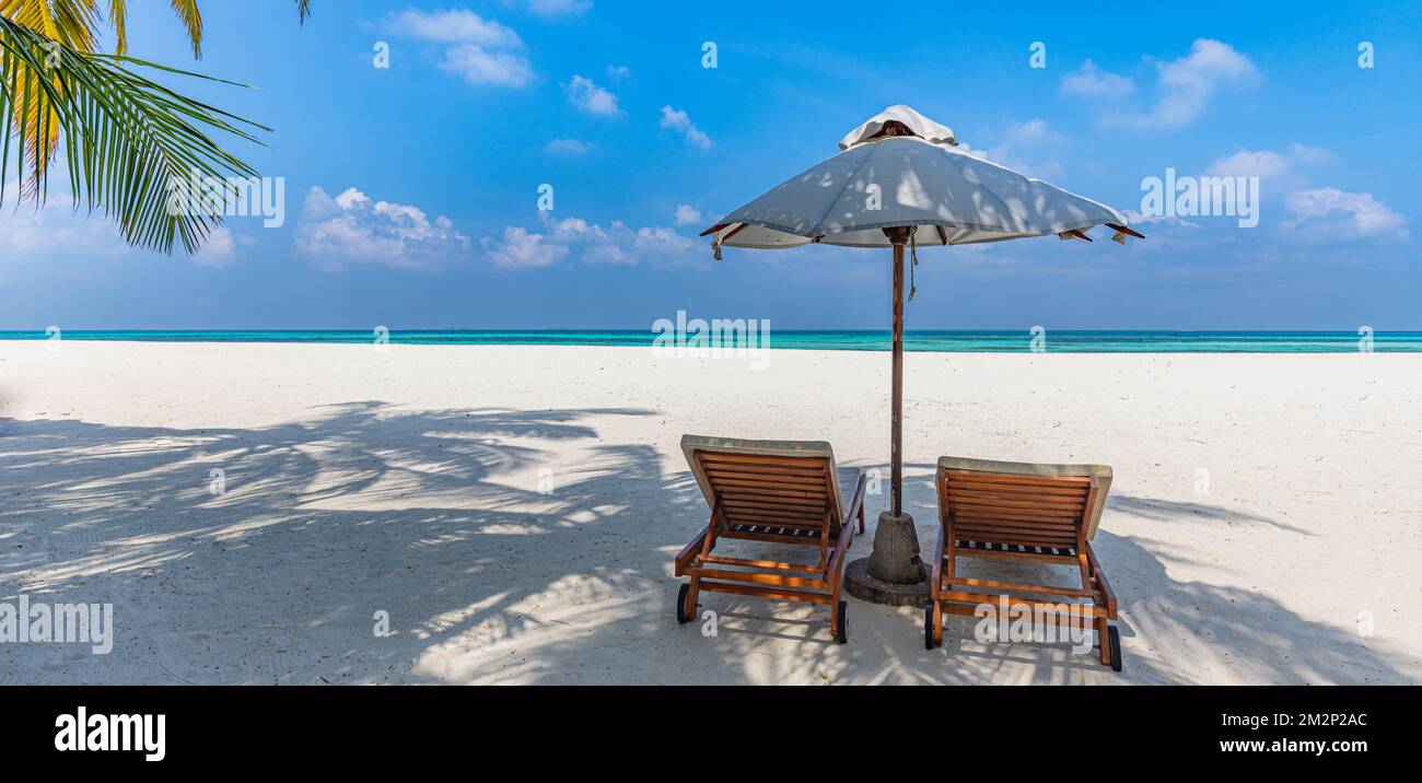 Deux lits de plage pour les voyages en couple sur la plage. Été nature paysage, île tropicale rivage, vue mer, horizon. Plage de sable blanc exotique, ciel bleu relaxant Banque D'Images