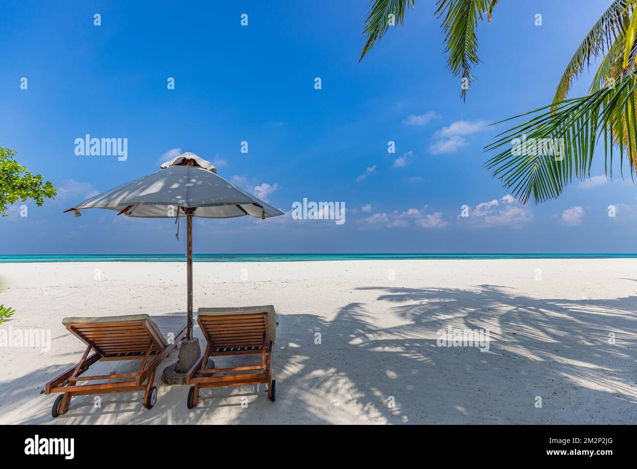Deux lits de plage pour les voyages en couple sur la plage. Été nature paysage, île tropicale rivage, vue mer, horizon. Plage de sable blanc exotique, ciel bleu relaxant Banque D'Images