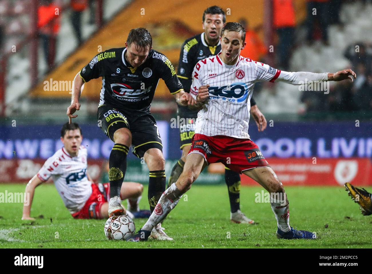 Julien de Sart de Kortrijk et Lukas Marecek de Lokeren se battent pour le ballon lors d'un match de football entre KV Kortrijk et Sporting Lokeren, le samedi 02 février 2019 à Kortrijk, le 24th jour de la saison belge de championnat de football Jupiler Pro League 2018-2019. BELGA PHOTO DAVID PINTENS Banque D'Images