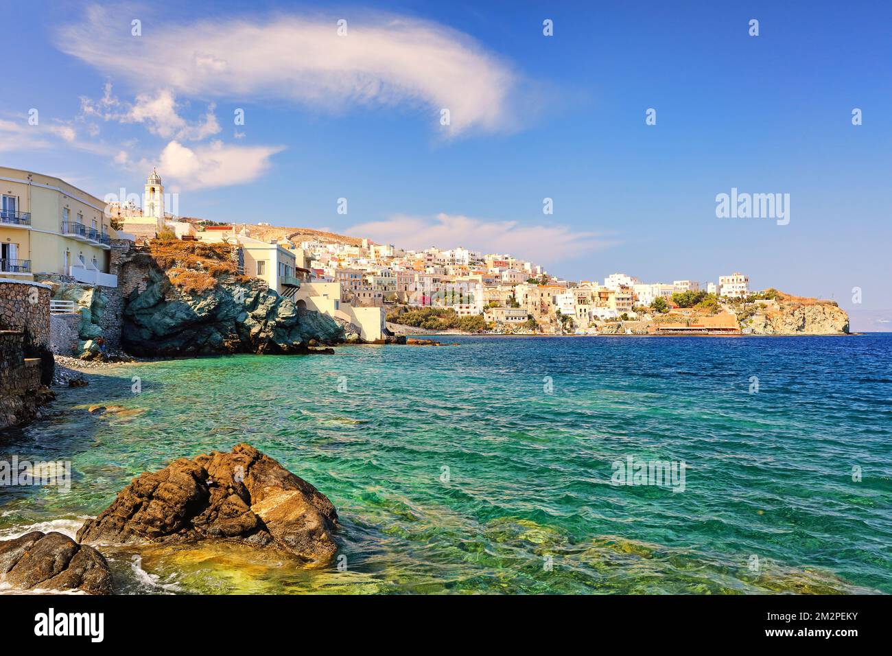 La plage Agios Nikolaos - Asteria - Vaporia de la plage des vagues de l'île de Syros, Grèce Banque D'Images