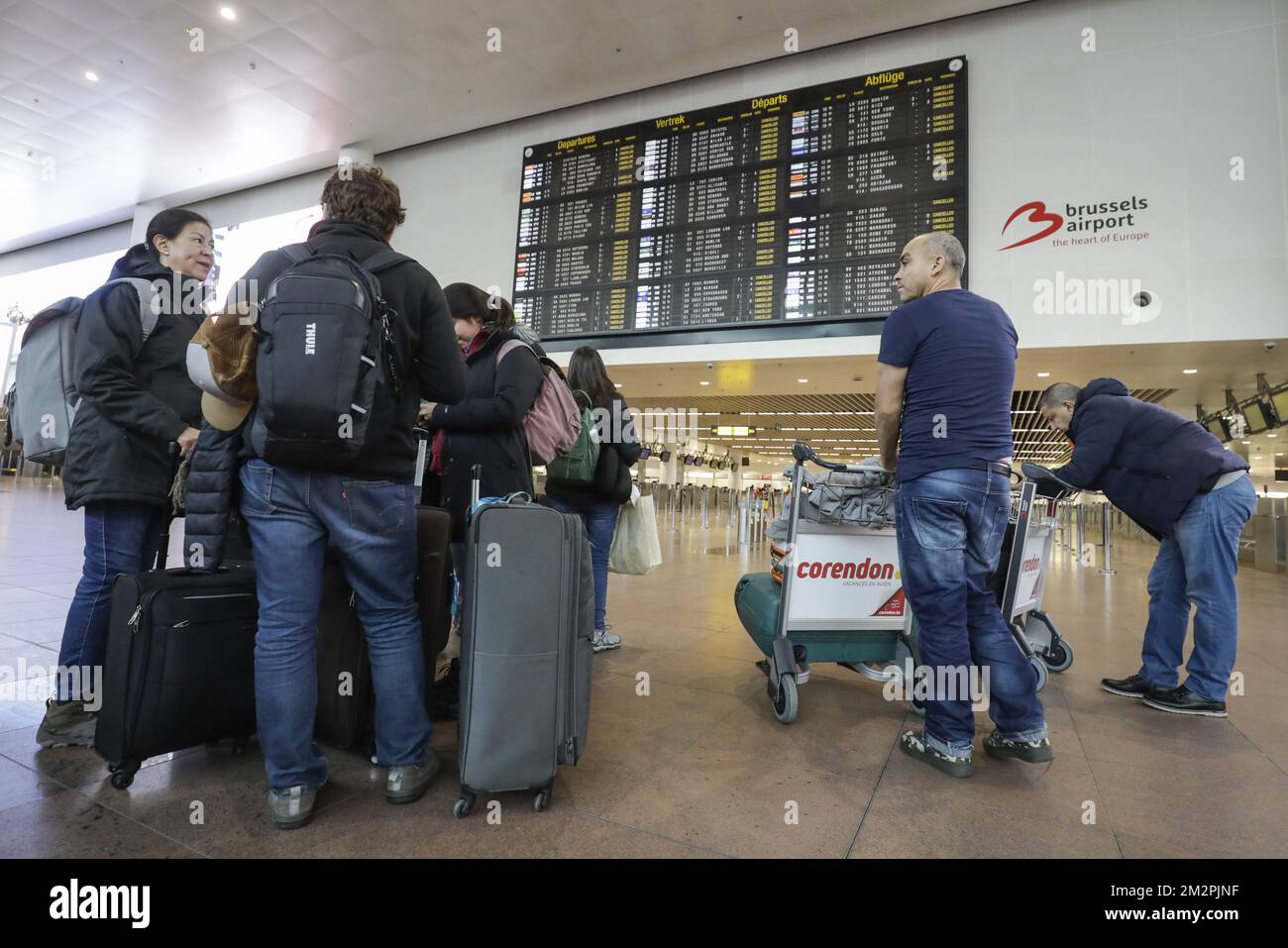 L'illustration montre des passagers avec des bagages qui ne semblent pas  être au courant de la fermeture, à l'aéroport national de Bruxelles à  Zaventem, lors d'une grève générale nationale, le mercredi 13