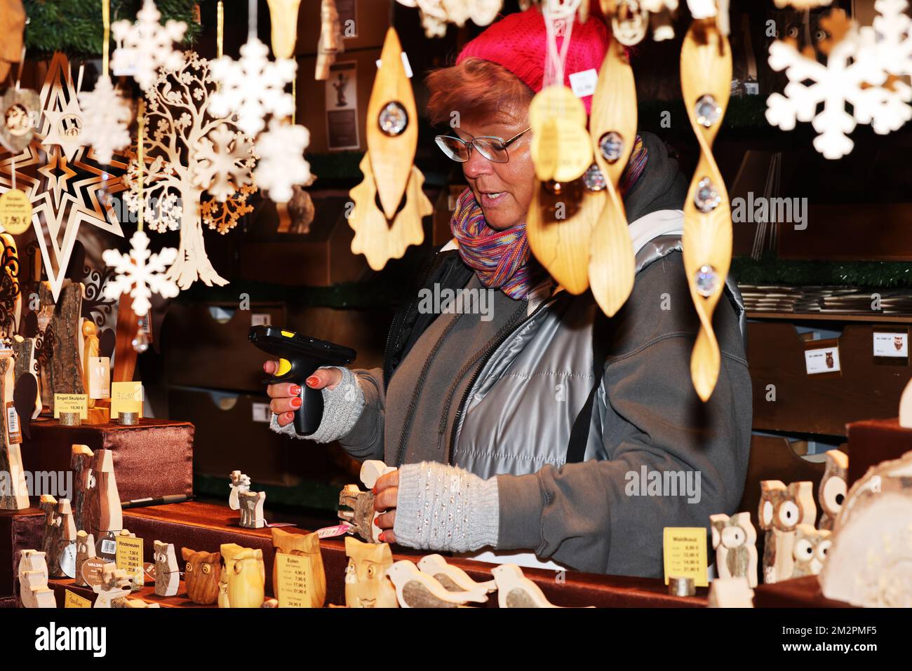 Holz, Schlösschen, Weihnachtshaus, Marktstand, , Nürnberg, Nürnberger Weihnachtsmarkt, Nürnberger Christkindlesmarkt, Engel, Anhänger, Banque D'Images