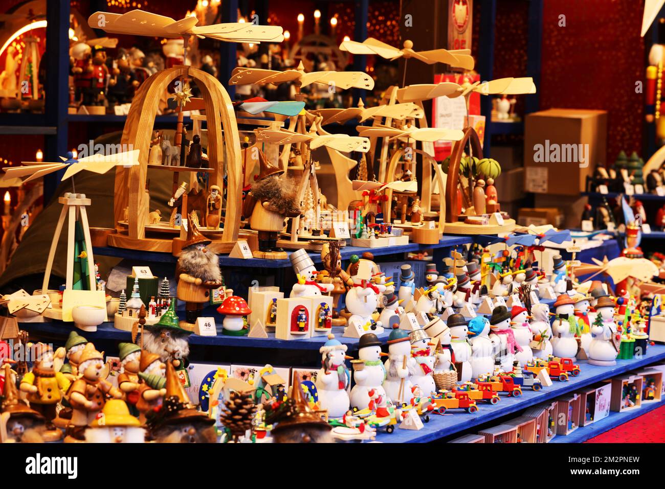 Holz, Schlösschen, Weihnachtshaus, Marktstand, , Nürnberg, Nürnberger Weihnachtsmarkt, Nürnberger Christkindlesmarkt, Engel, Anhänger, Banque D'Images