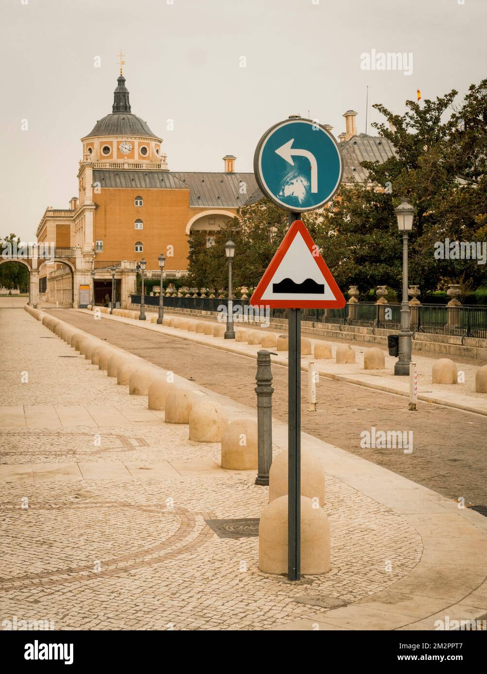 Un gros plan de signalisation routière en arrière-plan du palais Aranjuez en Espagne Banque D'Images