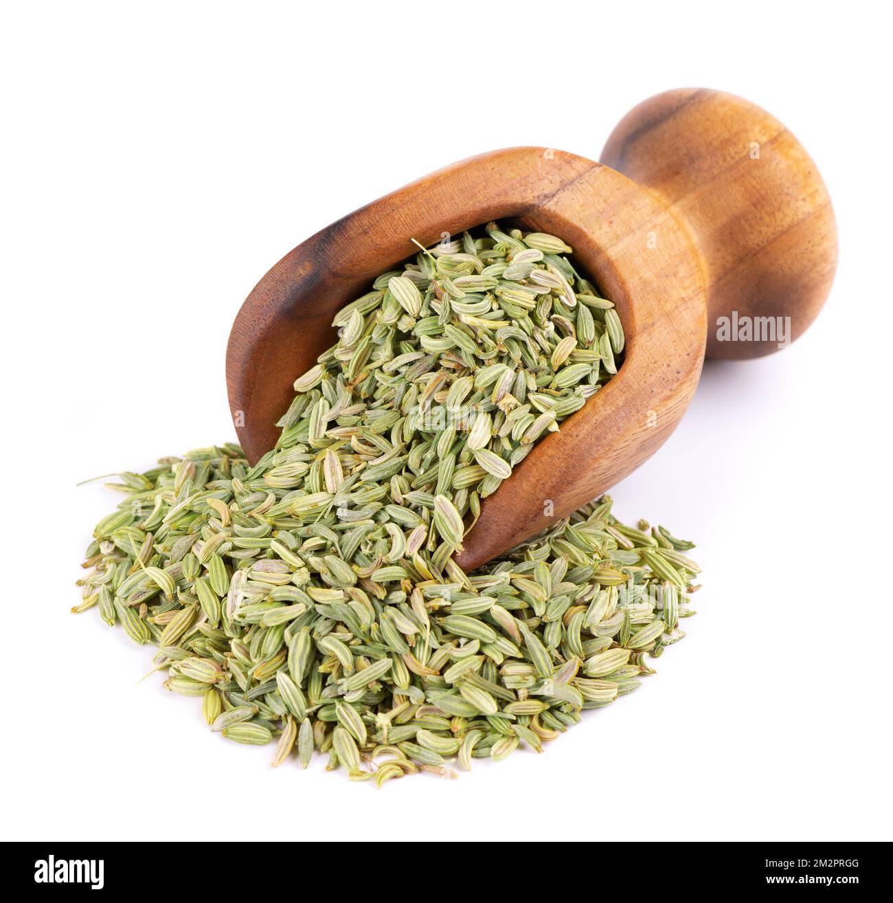 Graines de fenouil en pelle en bois, isolées sur fond blanc. Grains de fenouil vert. Épices et herbes Banque D'Images