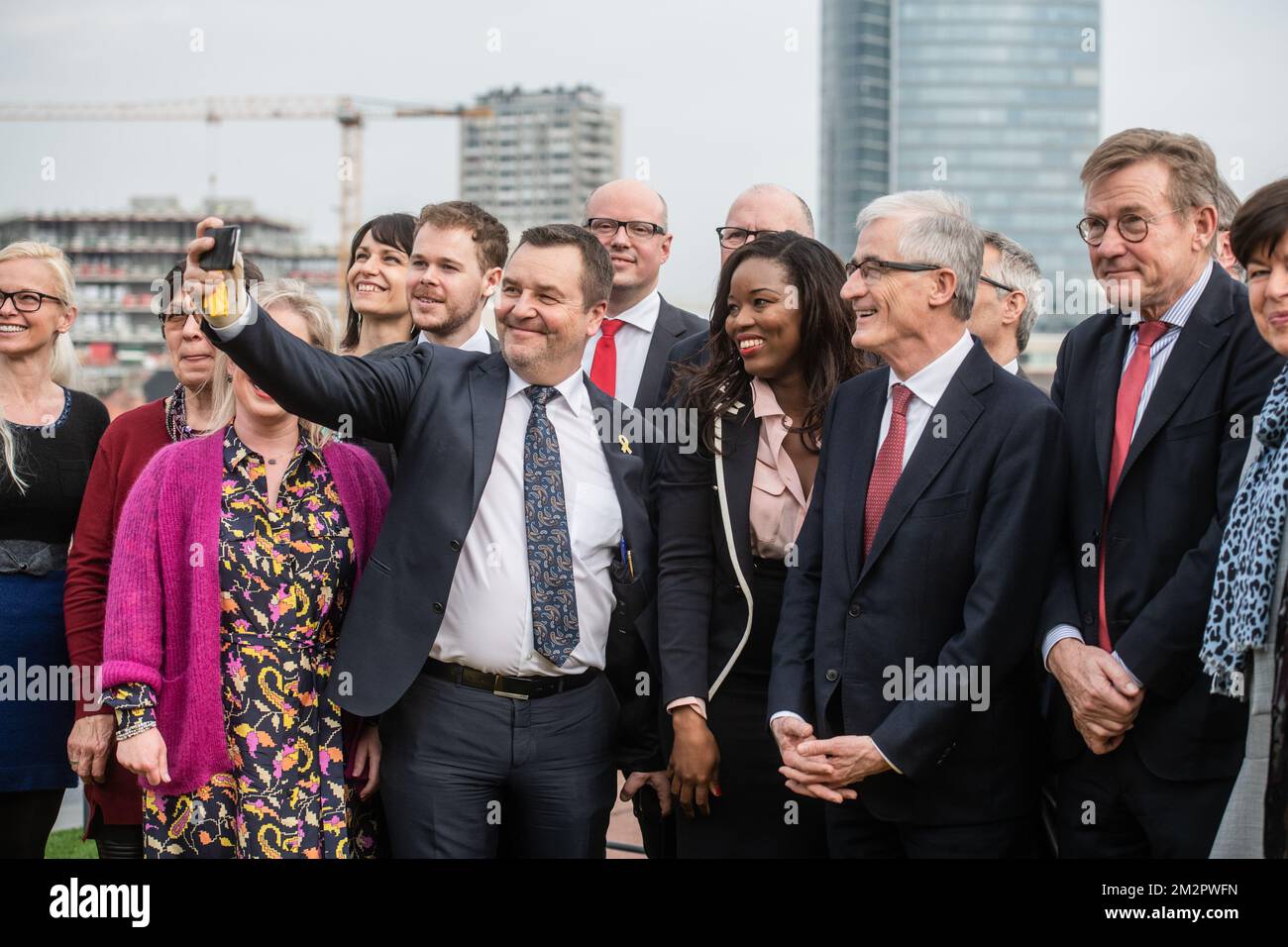 Mark Demesmaeker de N-va, Assita Kanko de N-va, le ministre-président flamand Geert Bourgeois et l'ancien ministre des Finances Johan Van Overtveldt, photographiés lors d'une conférence de presse du parti nationaliste flamand conservateur N-va pour présenter la liste électorale des listes européennes, jeudi 21 février 2019 à Bruxelles. Le 26 mai prochain, la Belgique votera pour les parlements européen, fédéral et régional. BELGA PHOTO JONAS ROOSENS Banque D'Images