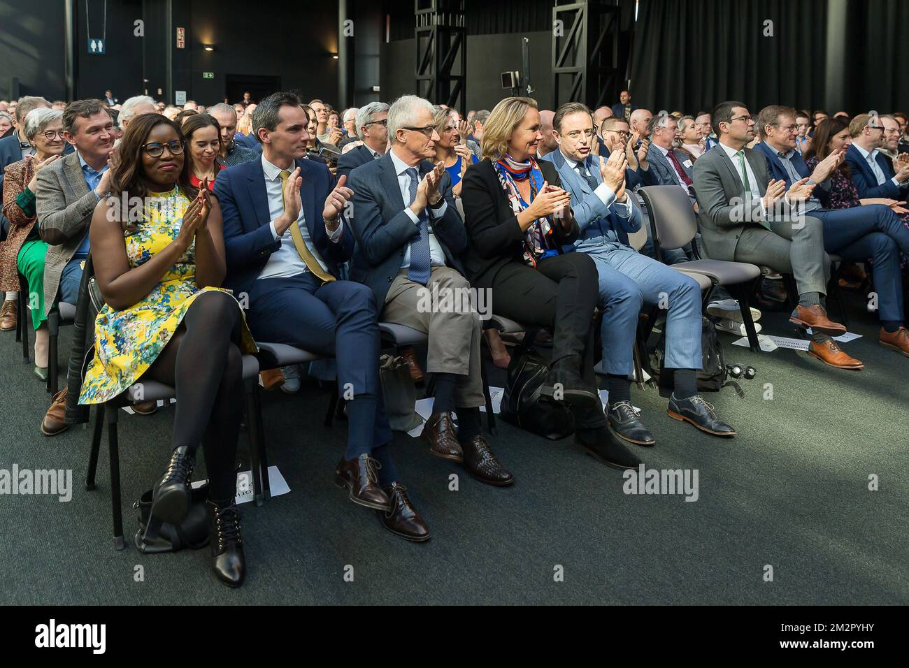 Assita Kanko, Lorin Parys, ministre flamand Geert Bourgeois, ministre flamand du logement, de la pauvreté, de la politique intérieure, de l'intégration, de l'égalité des chances et de l'économie sociale Liesbeth Homans, Bart de Wever et Sander Loones, président de N-va, photographiés lors du deuxième « V-Day » du parti nationaliste conservateur flamand N-va pour présenter leurs priorités en matière d'énergie et d'écologie pour les prochaines élections, à Gand, samedi 23 février 2019. Le 26 mai prochain, la Belgique votera pour les parlements européen, fédéral et régional. BELGA PHOTO JAMES ARTHUR GEKIERE Banque D'Images