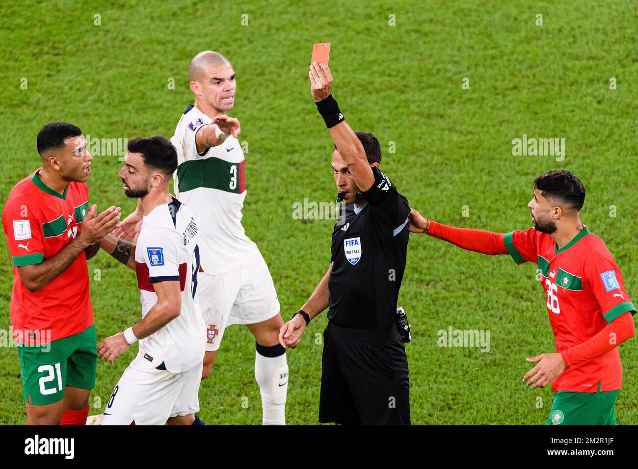 Al Thumama Stadium Referee Facundo Tello donne la carte rouge à Walid  Cheddira du Maroc pendant le match entre le Maroc et le Portugal, valable  pour les quarts de finale de la