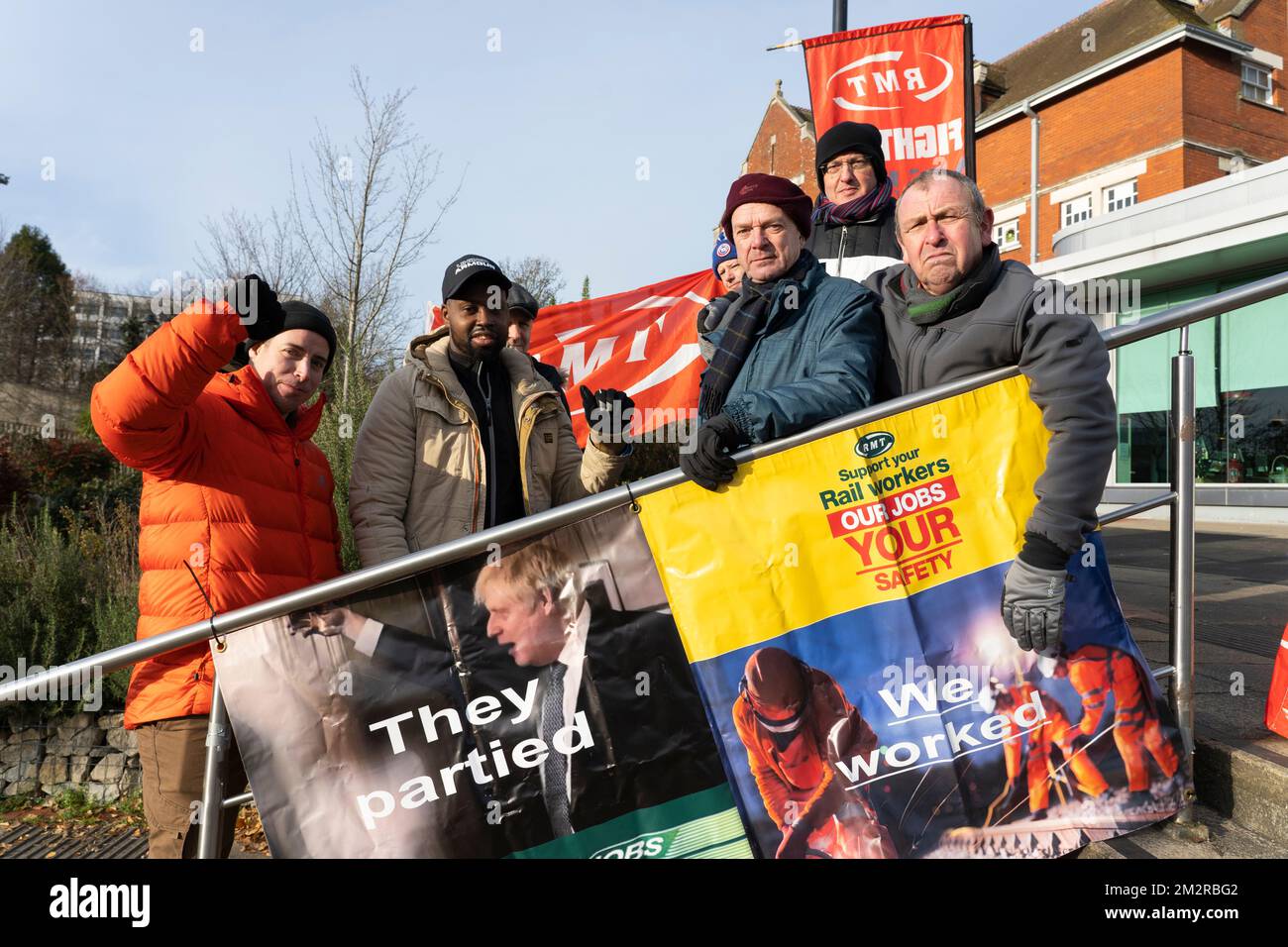 Basingstoke, Royaume-Uni. 14th décembre 2022. Les cheminots - gardes, conducteurs et travailleurs de l'infrastructure - sont en grève à la gare de Basingstoke. Une partie de l'action nationale de grève organisée par le RMT (Syndicat national des travailleurs du rail, des Maritimes et des Transports), qui vise à améliorer les salaires, les conditions d'emploi et la sécurité d'emploi de ses membres. Crédit : Stephen Frost/Alay Live News Banque D'Images