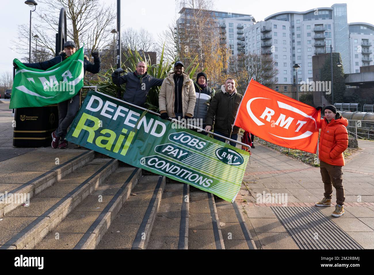 Basingstoke, Royaume-Uni. 14th décembre 2022. Les cheminots - gardes, conducteurs et travailleurs de l'infrastructure - sont en grève à la gare de Basingstoke. Une partie de l'action nationale de grève organisée par le RMT (Syndicat national des travailleurs du rail, des Maritimes et des Transports), qui vise à améliorer les salaires, les conditions d'emploi et la sécurité d'emploi de ses membres. Crédit : Stephen Frost/Alay Live News Banque D'Images