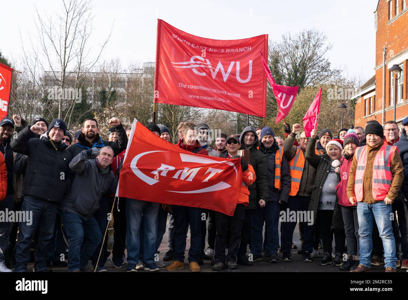 Basingstoke, Royaume-Uni. 14th décembre 2022. Les employés de la poste royale et les travailleurs des chemins de fer en grève commune à la gare de Basingstoke. Une partie de l'action nationale de grève organisée par le syndicat des travailleurs de la communication (CWU) pour les travailleurs des postes, et également organisée par le RMT (Syndicat national des travailleurs des chemins de fer, des Maritimes et des Transports) pour les travailleurs des chemins de fer – gardes, chauffeurs et travailleurs de l'infrastructure. Crédit : Stephen Frost/Alay Live News Banque D'Images