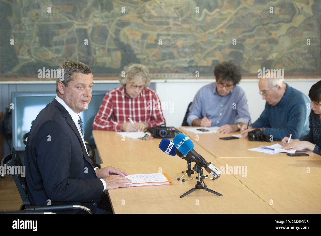 Dimitri Fourny, maire de Neufchateau, photographié lors d'une conférence de presse concernant une possible fraude électorale lors des élections locales d'octobre à Neufchateau, le jeudi 21 mars 2019. L'affaire implique 18 votes par procuration de personnes vivant dans des maisons de retraite, qui ont été utilisés pour voter pour la liste d'Agir ensemble du maire Fourny. 21 personnes ont été arrêtées. Dimitri Fourny a annoncé qu'il était condamné dans cette affaire. BELGA PHOTO ANTHONY DEHEZ Banque D'Images