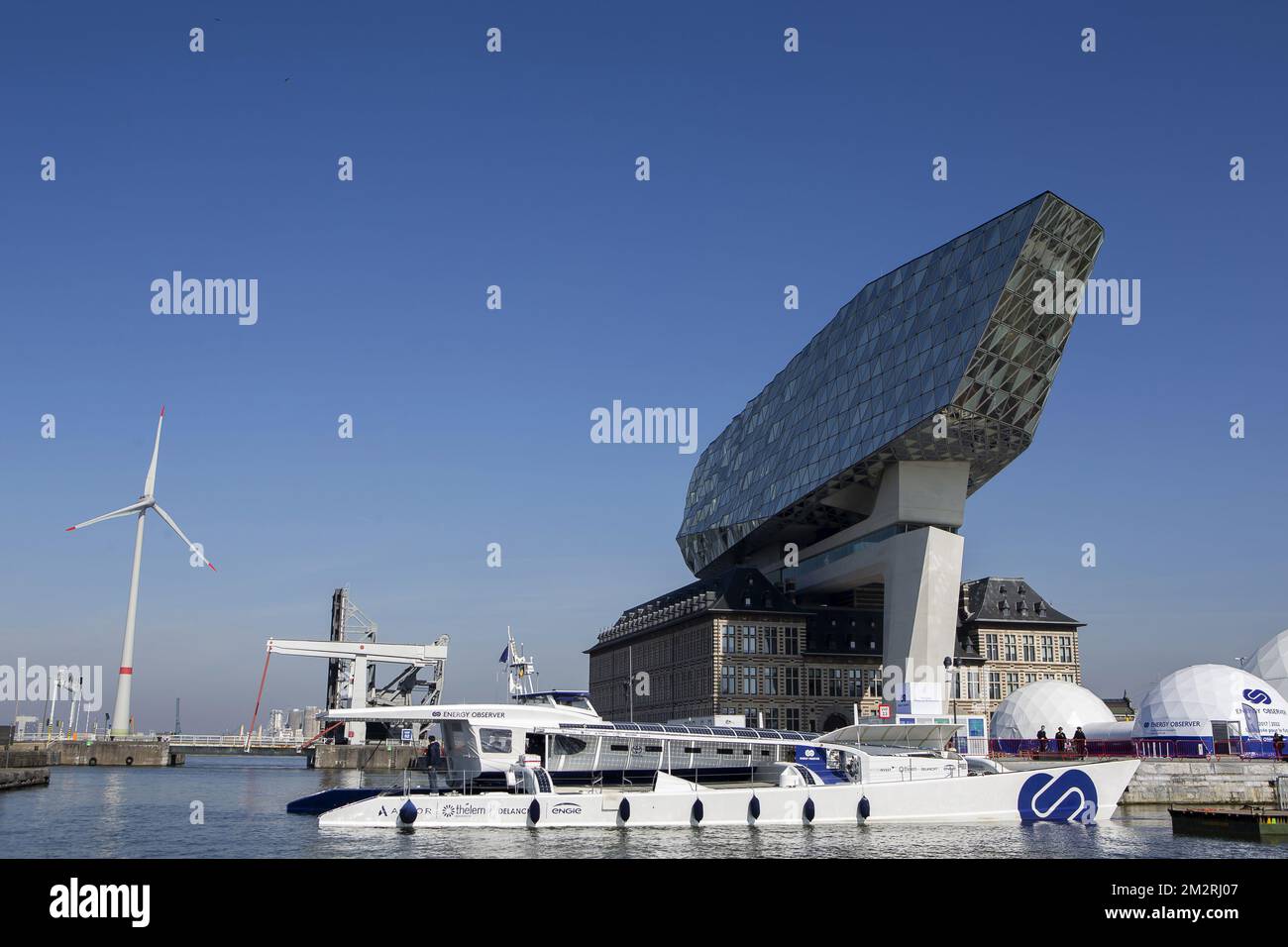 L'illustration montre une visite du bateau, le catamaran spécial Energy observer, le premier bateau à hydrogène, visant l'autonomie énergétique, avec zéro émission de gaz à effet de serre ou de fines particules vendredi 22 mars 2019, à Anvers. BELGA PHOTO KRISTOF VAN ACCOM Banque D'Images