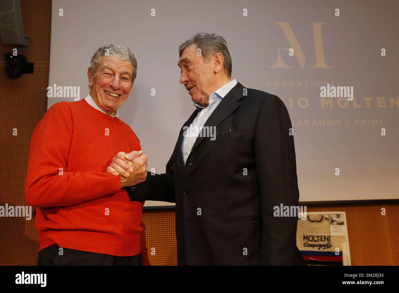 Felice Gimondi et Eddy Merckx photographiés lors des préparatifs avant l'édition 110th de demain de la course cycliste d'une journée 'Milano-Sanremo', à 294 km de Milan à Sanremo, Italie, vendredi 22 mars 2019. BELGA PHOTO YUZURU SUNADA Banque D'Images