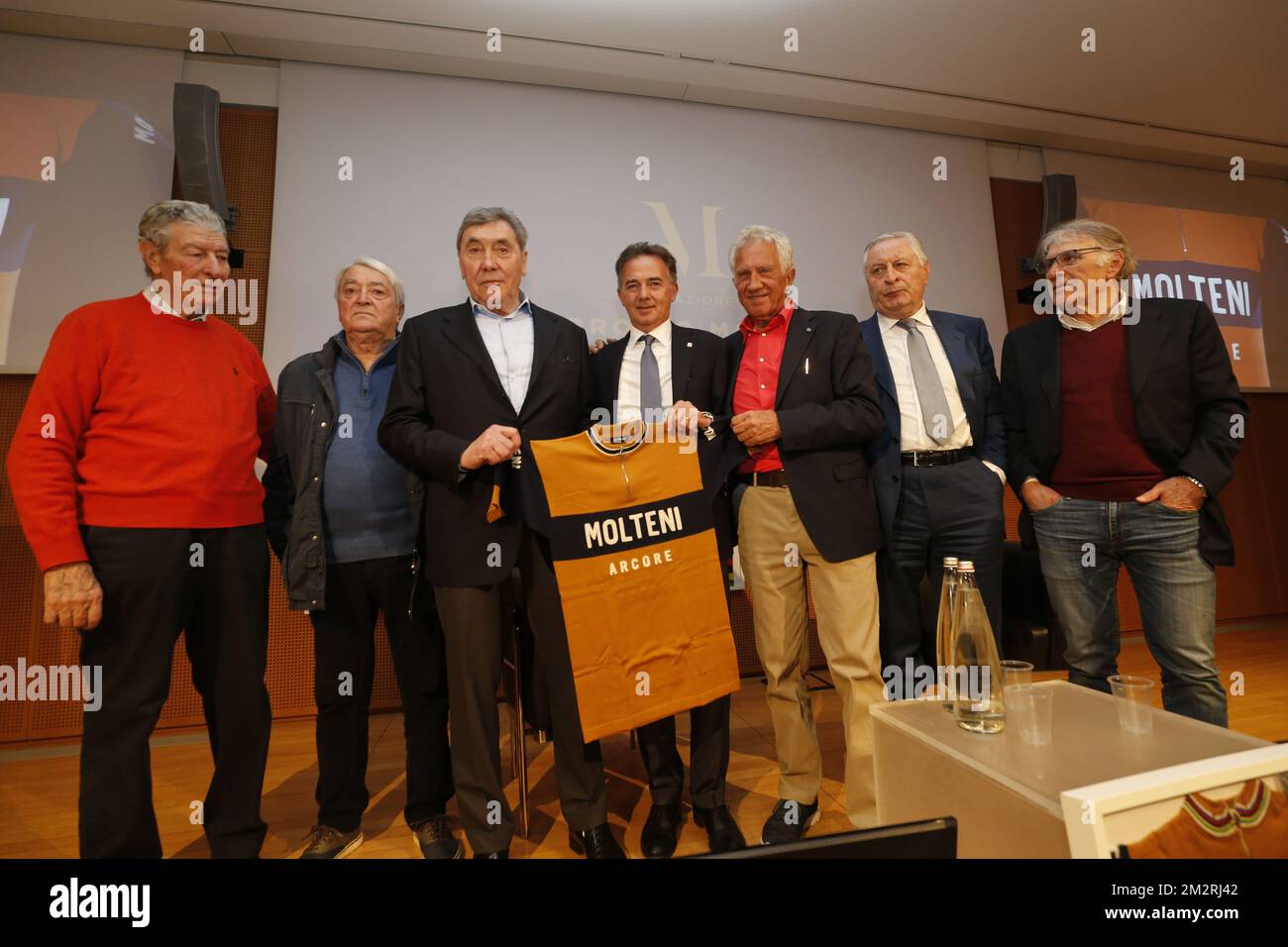 Felice Gimondi, Michele Dancelli, Eddy Merckx, Mario Molteni, Gianni Motta, Davide Boifava, Mario Anni photographié lors des préparatifs avant l'édition 110th de demain de la course cycliste d'une journée 'Milano-Sanremo', à 294 km de Milan à Sanremo, Italie, vendredi 22 mars 2019. BELGA PHOTO YUZURU SUNADA FRANCE OUT Banque D'Images