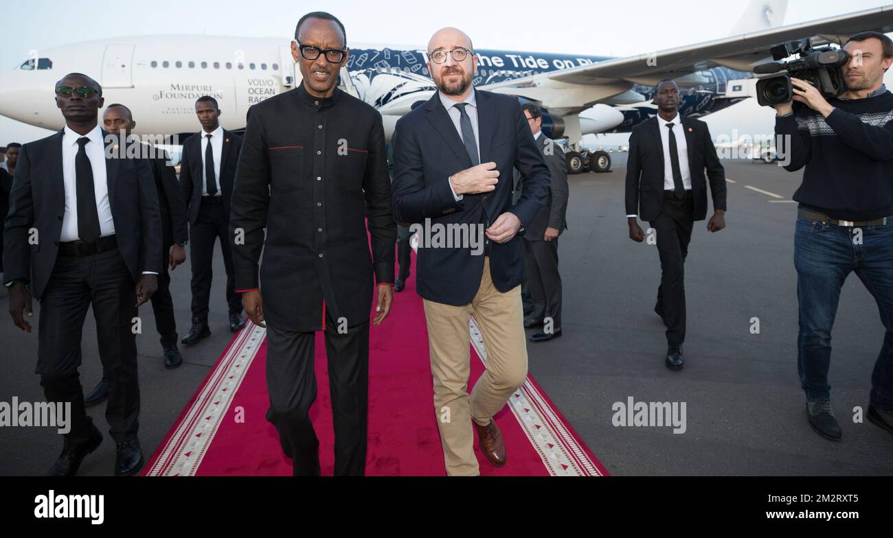 Le Premier ministre belge Charles Michel (R) est accueilli par le Président rwandais Paul Kagame à l'arrivée à Kigali, République du Rwanda, le samedi 06 avril 2019. Dimanche, le Premier Ministre se rendra à une cérémonie de commémoration du 25th anniversaire du génocide rwandais, où entre 500000 et 1 millions de Tutsis ont été tués par le gouvernement hutu. BELGA PHOTO BENOIT DOPPAGNE Banque D'Images