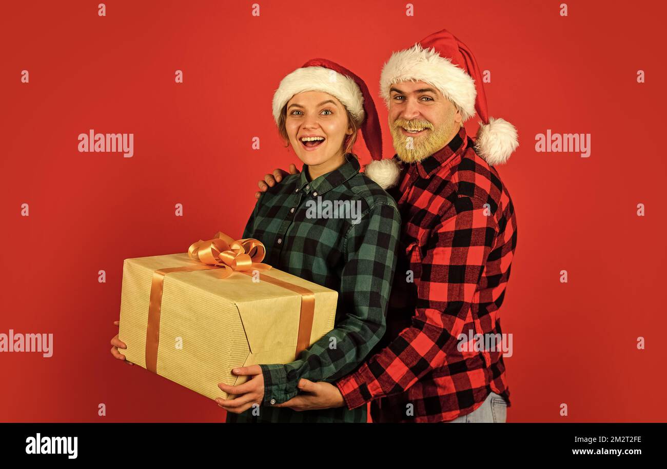 Cadeau pour toute la famille. Shopping en famille. Surprise pour le conjoint.  Acheter le cadeau. Fête de Noël. Noël. Fête de noël pour homme et femme  Photo Stock - Alamy