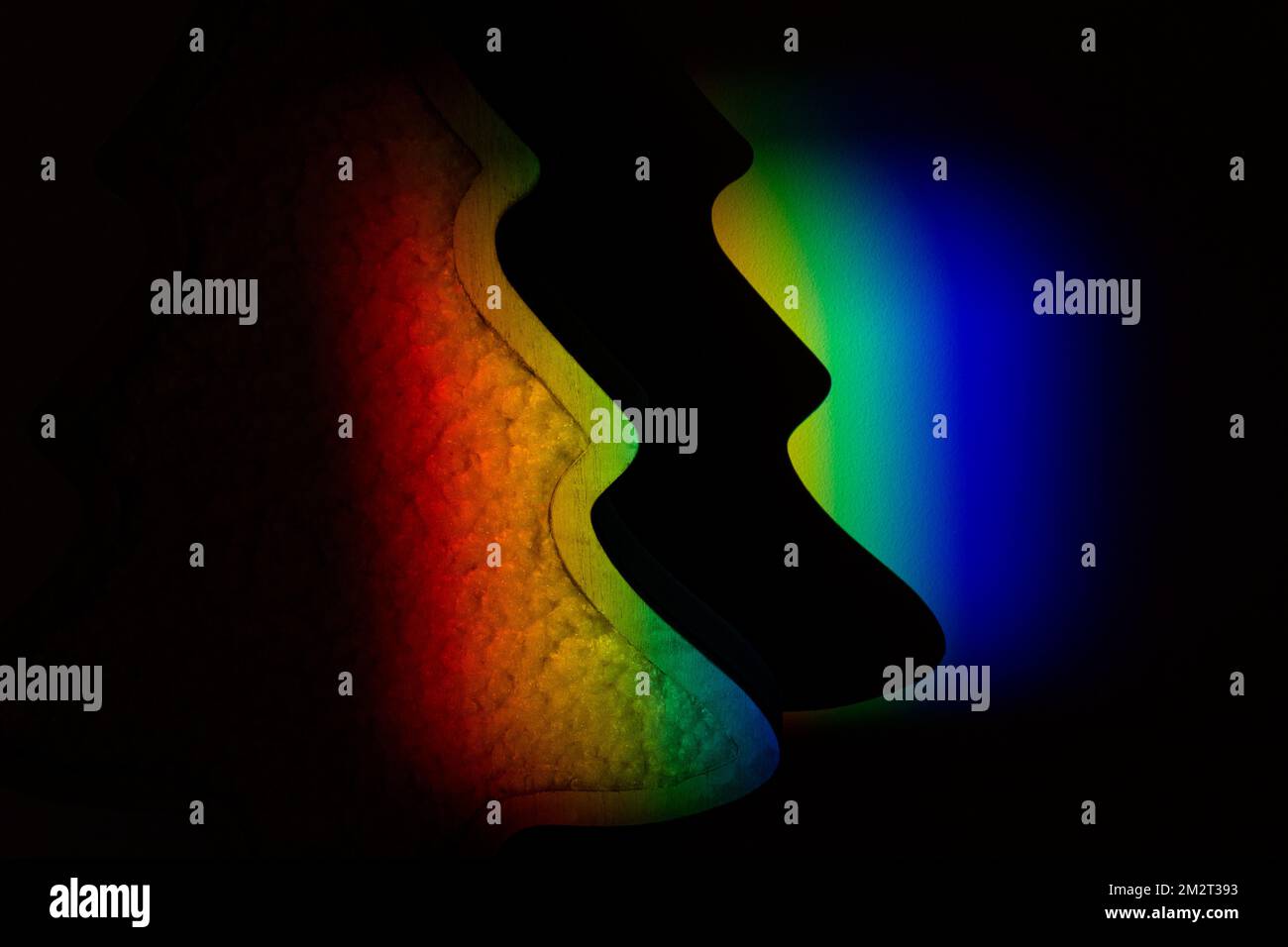 Sapin de Noël avec effet de spectre de couleurs arc-en-ciel. Arrière-plan des fêtes de Noël avec espace de copie pour votre texte. Banque D'Images
