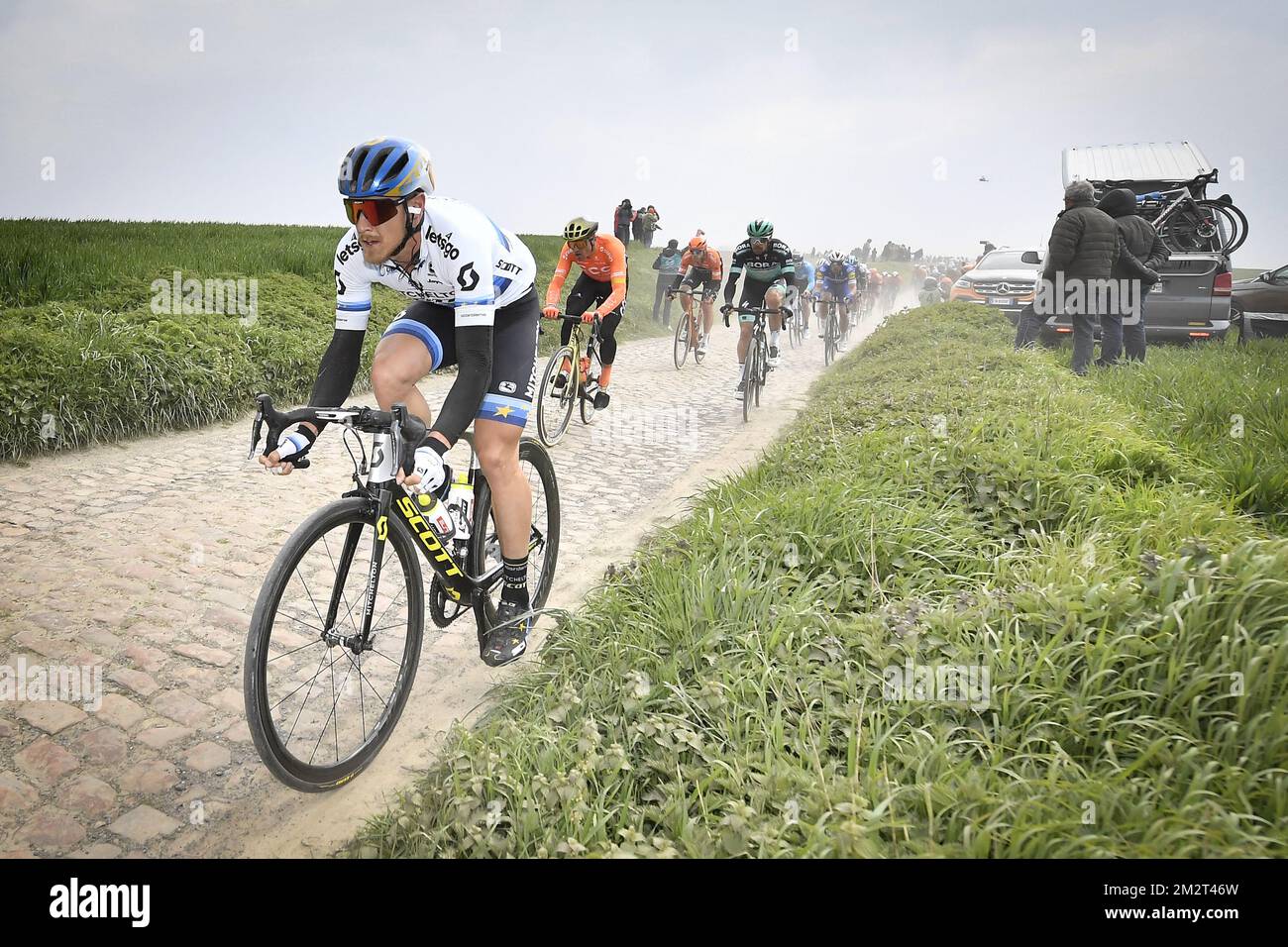 Italien Matteo Trentin de Mitchelton - Scott en action sur un secteur de pavés lors de l'édition 117th de la course cycliste d'une journée 'Paris-Roubaix', de Compiegne, près de Paris à Roubaix, dimanche 14 avril 2019. BELGA PHOTO DIRK WAEM Banque D'Images