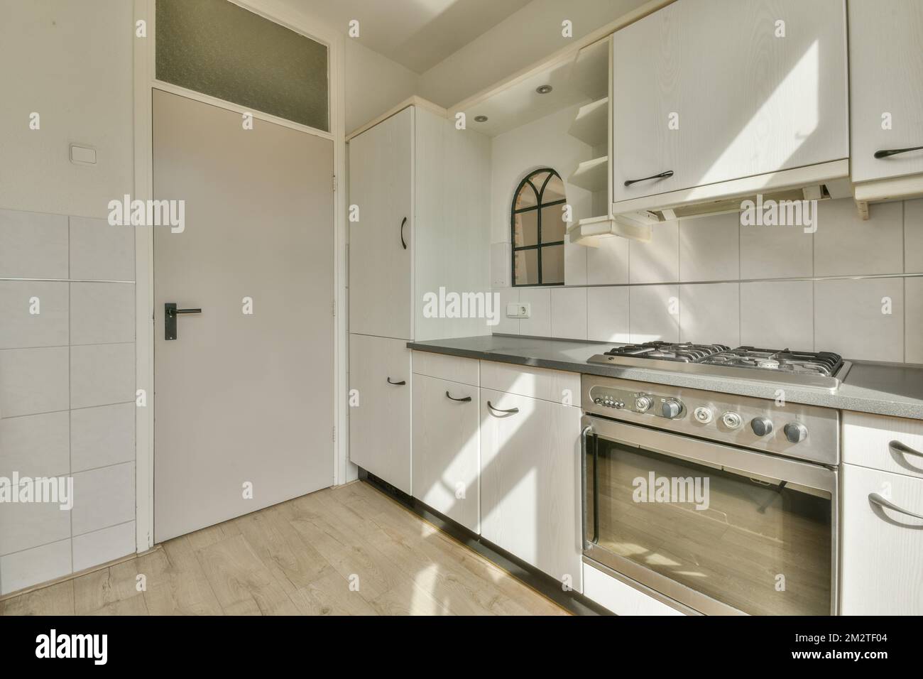 Décoration intérieure d'appartement loft moderne avec cuisine ouverte dans un style minimaliste et spacieuse salle à manger avec table et chaises Banque D'Images