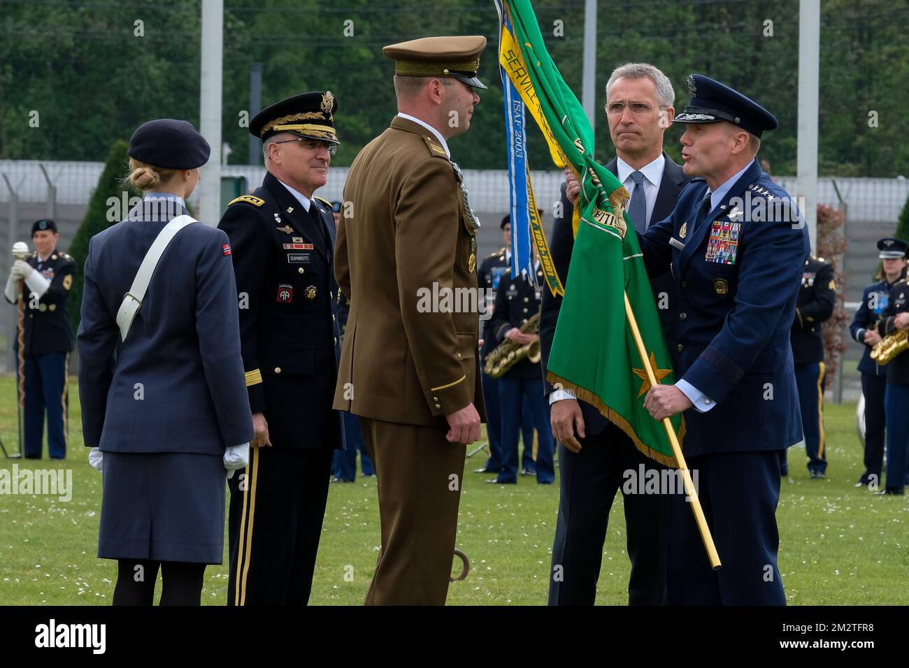 Curtis Scaparrotti (2L), le Secrétaire général de l'OTAN, Jens Stoltenberg (2R), et le général américain Tod D. Wolters, photographiés lors d'une cérémonie de nomination du nouveau Commandant suprême des forces alliées en Europe (SACEUR) au SHAPE (quartier général suprême des forces alliées), à Casteau, Soignies, le vendredi 03 mai 2019. BELGA PHOTO NICOLAS MATERLINCK Banque D'Images