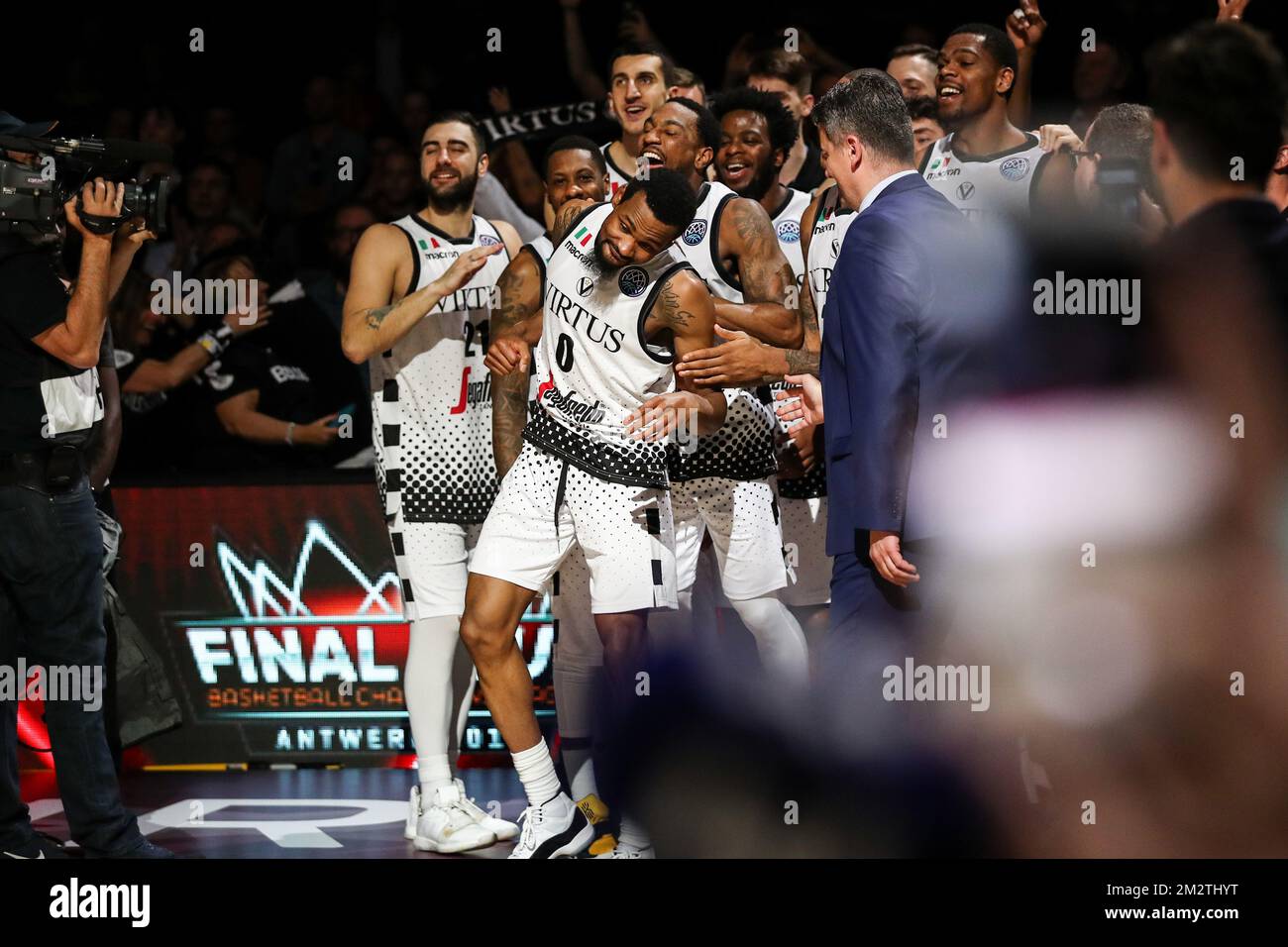 Les joueurs de Bologne fêtent après avoir remporté un match de basket