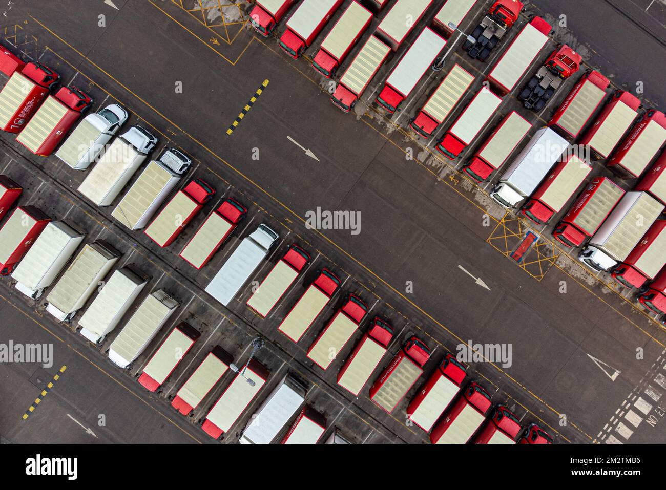 Les véhicules de livraison de Royal Mail sont garés au bureau de Bristol Filton. Date de la photo: Mercredi 14 décembre 2022. Banque D'Images