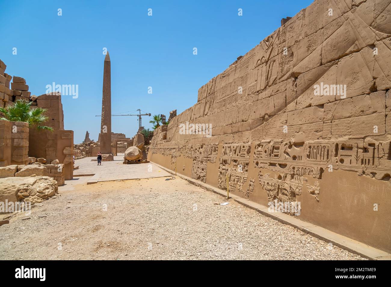 La sculpture, les inscriptions hiéroglyphiques et les pharaons dessinant sur les murs du temple de Karnak à Louxor, en Égypte Banque D'Images